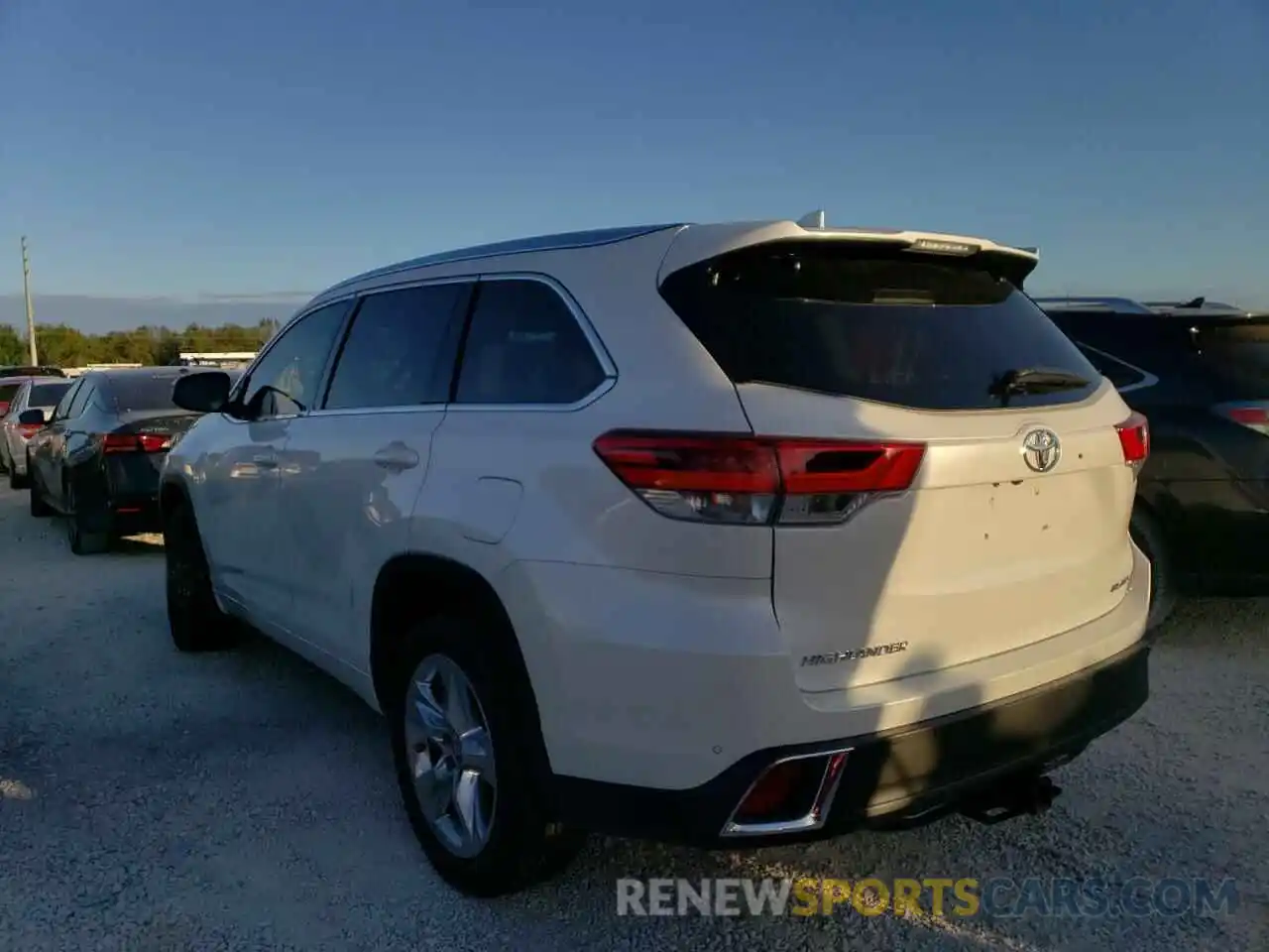 3 Photograph of a damaged car 5TDYZRFH2KS352328 TOYOTA HIGHLANDER 2019