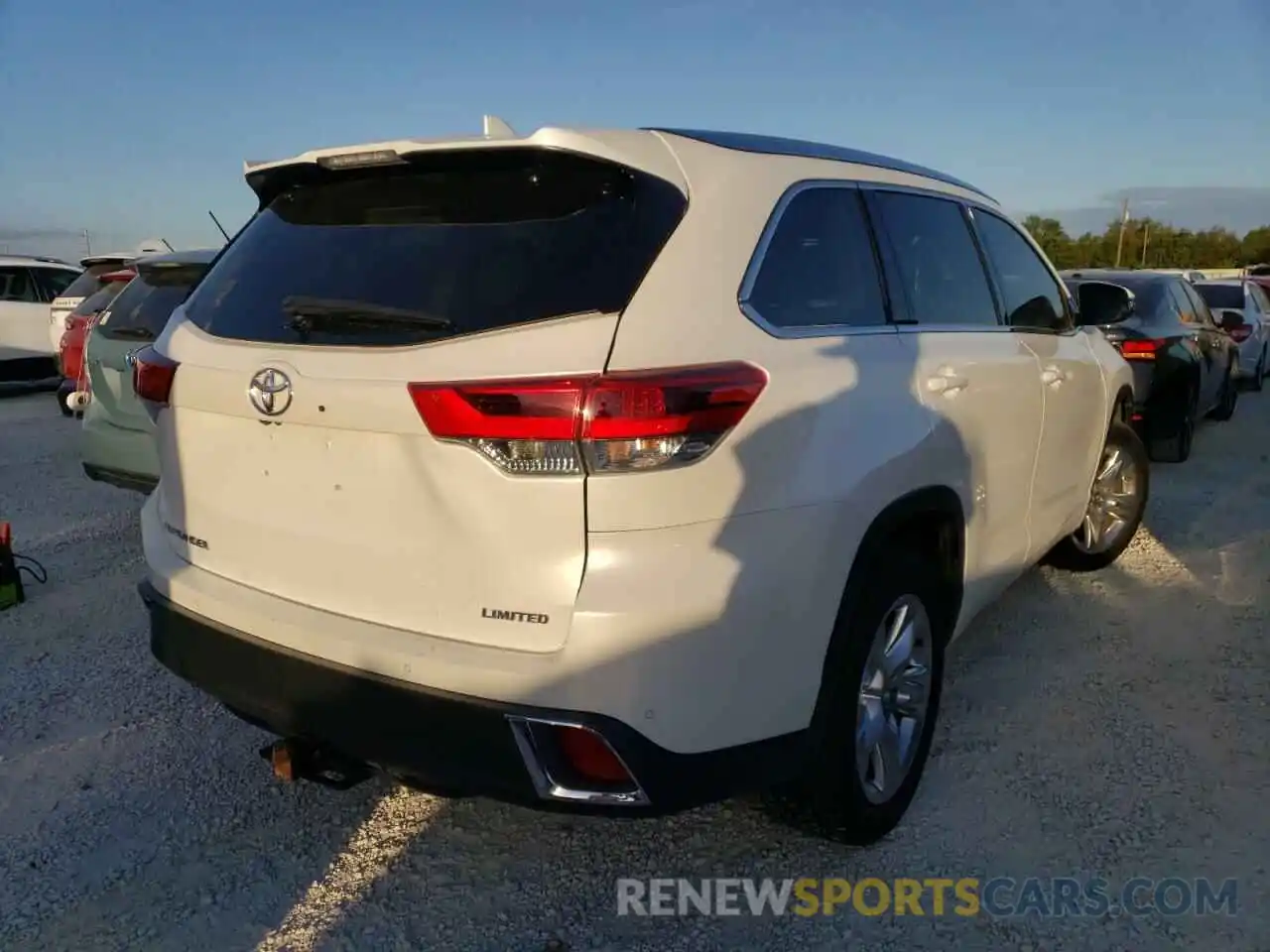 4 Photograph of a damaged car 5TDYZRFH2KS352328 TOYOTA HIGHLANDER 2019