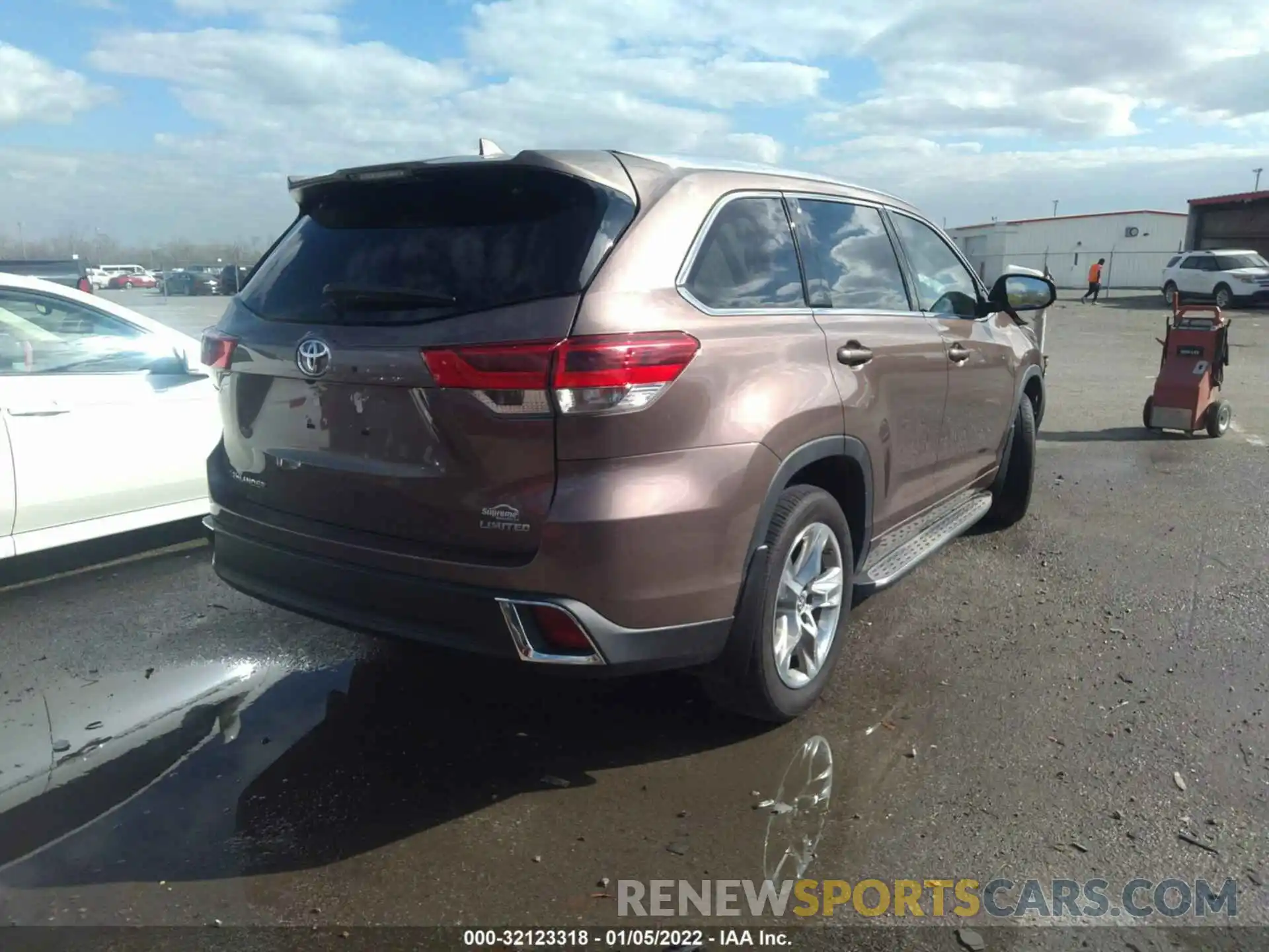 4 Photograph of a damaged car 5TDYZRFH2KS361935 TOYOTA HIGHLANDER 2019