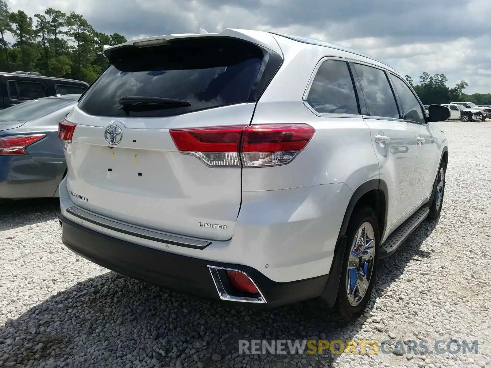 4 Photograph of a damaged car 5TDYZRFH3KS294407 TOYOTA HIGHLANDER 2019