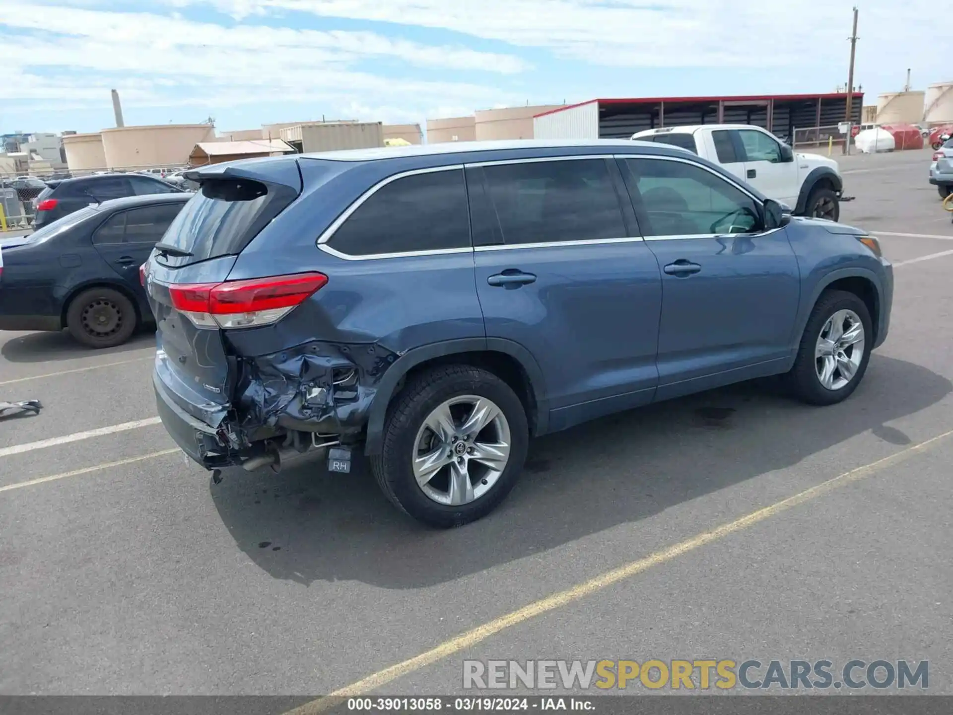 4 Photograph of a damaged car 5TDYZRFH3KS301078 TOYOTA HIGHLANDER 2019