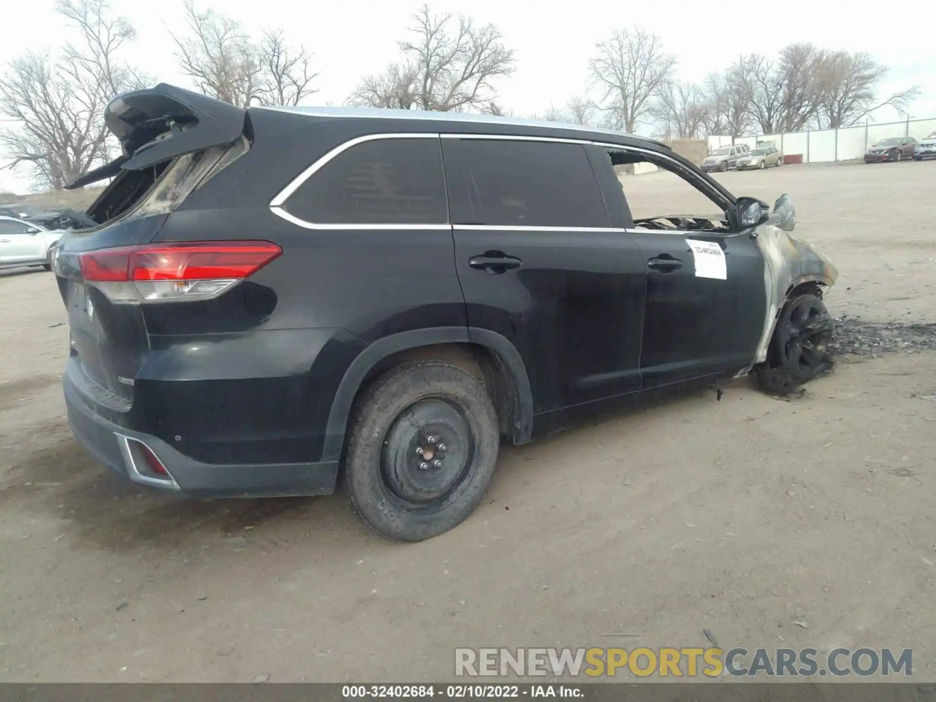 4 Photograph of a damaged car 5TDYZRFH3KS323050 TOYOTA HIGHLANDER 2019