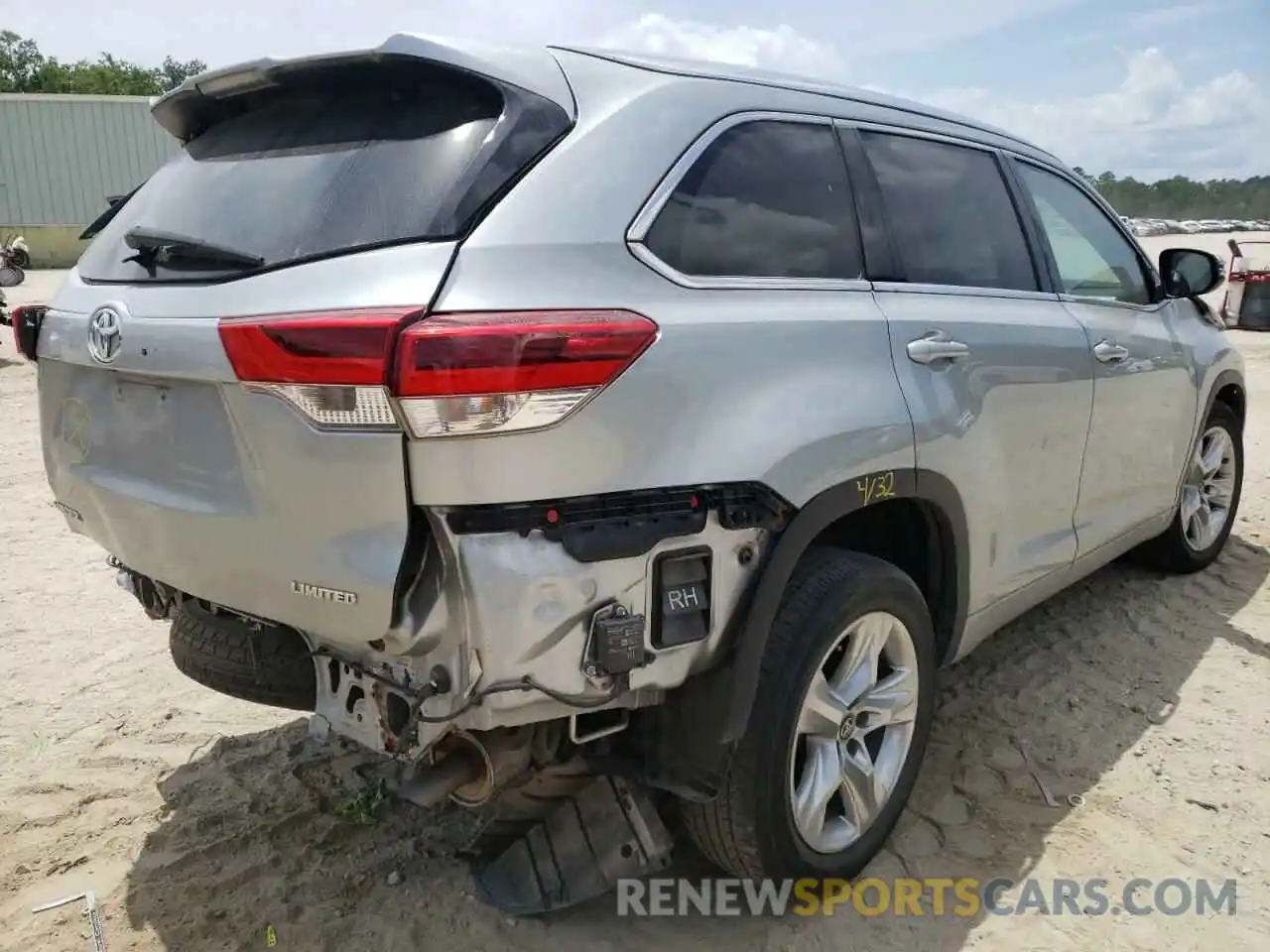 4 Photograph of a damaged car 5TDYZRFH3KS337417 TOYOTA HIGHLANDER 2019