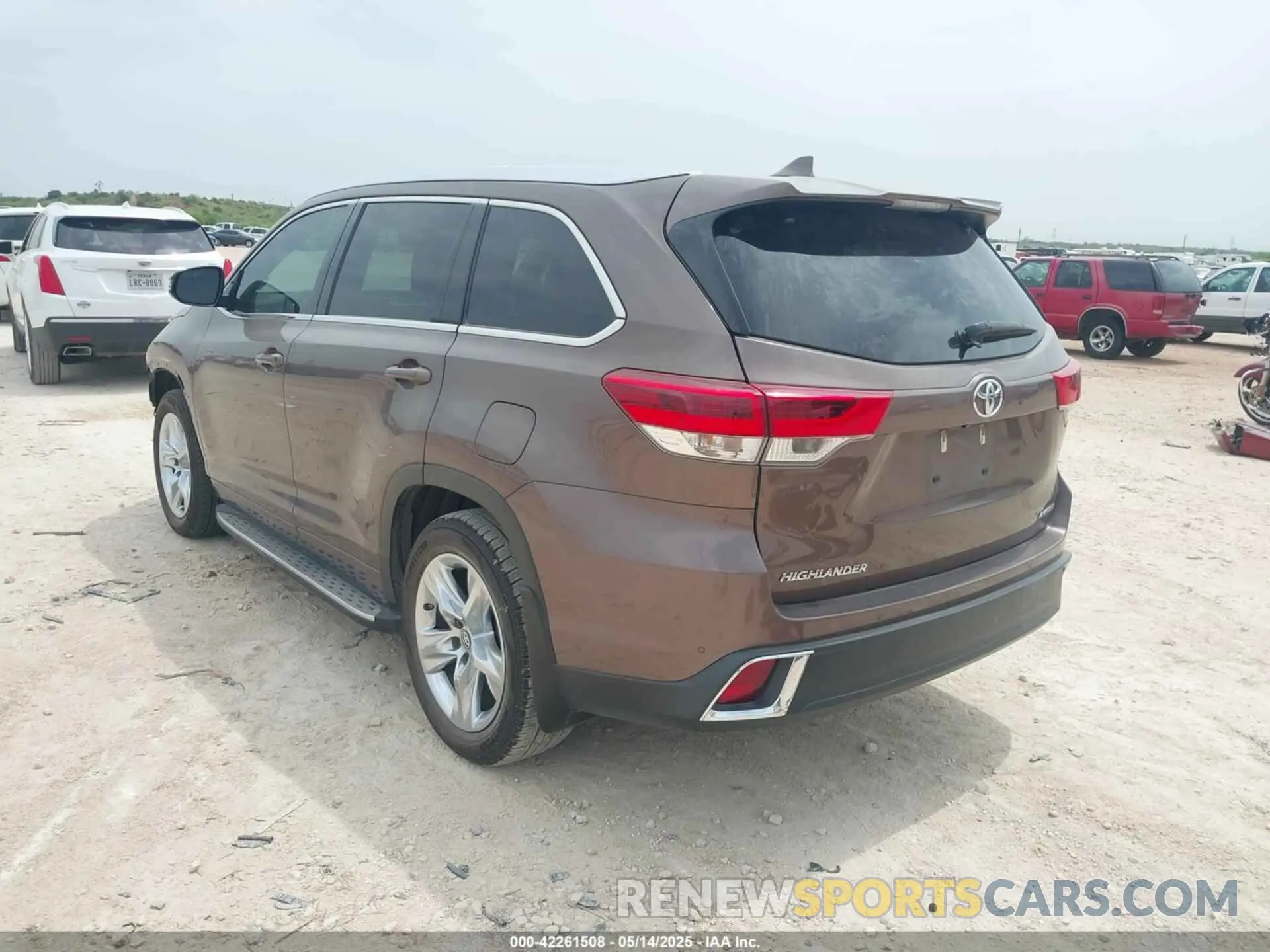 3 Photograph of a damaged car 5TDYZRFH4KS296196 TOYOTA HIGHLANDER 2019