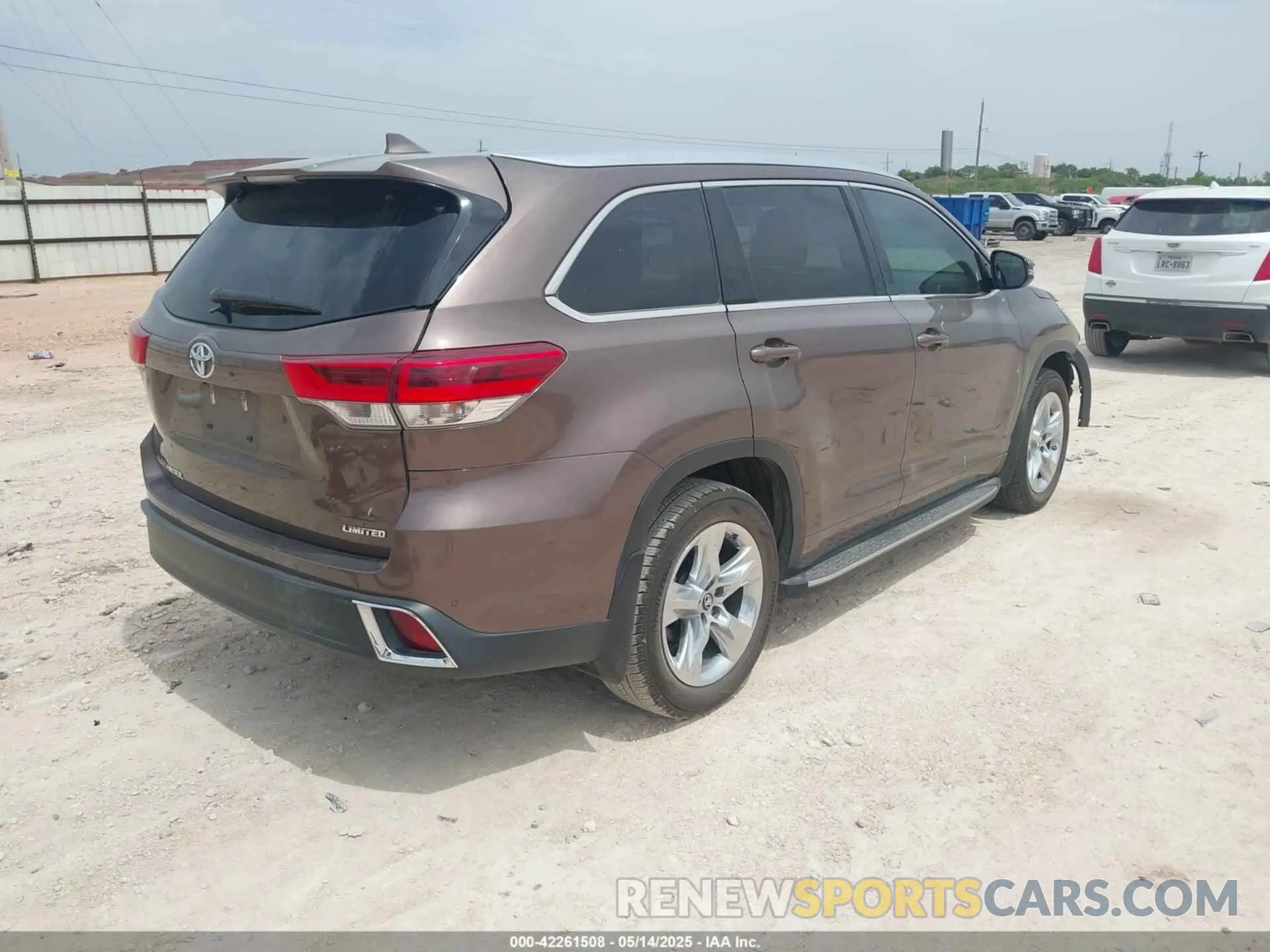 4 Photograph of a damaged car 5TDYZRFH4KS296196 TOYOTA HIGHLANDER 2019