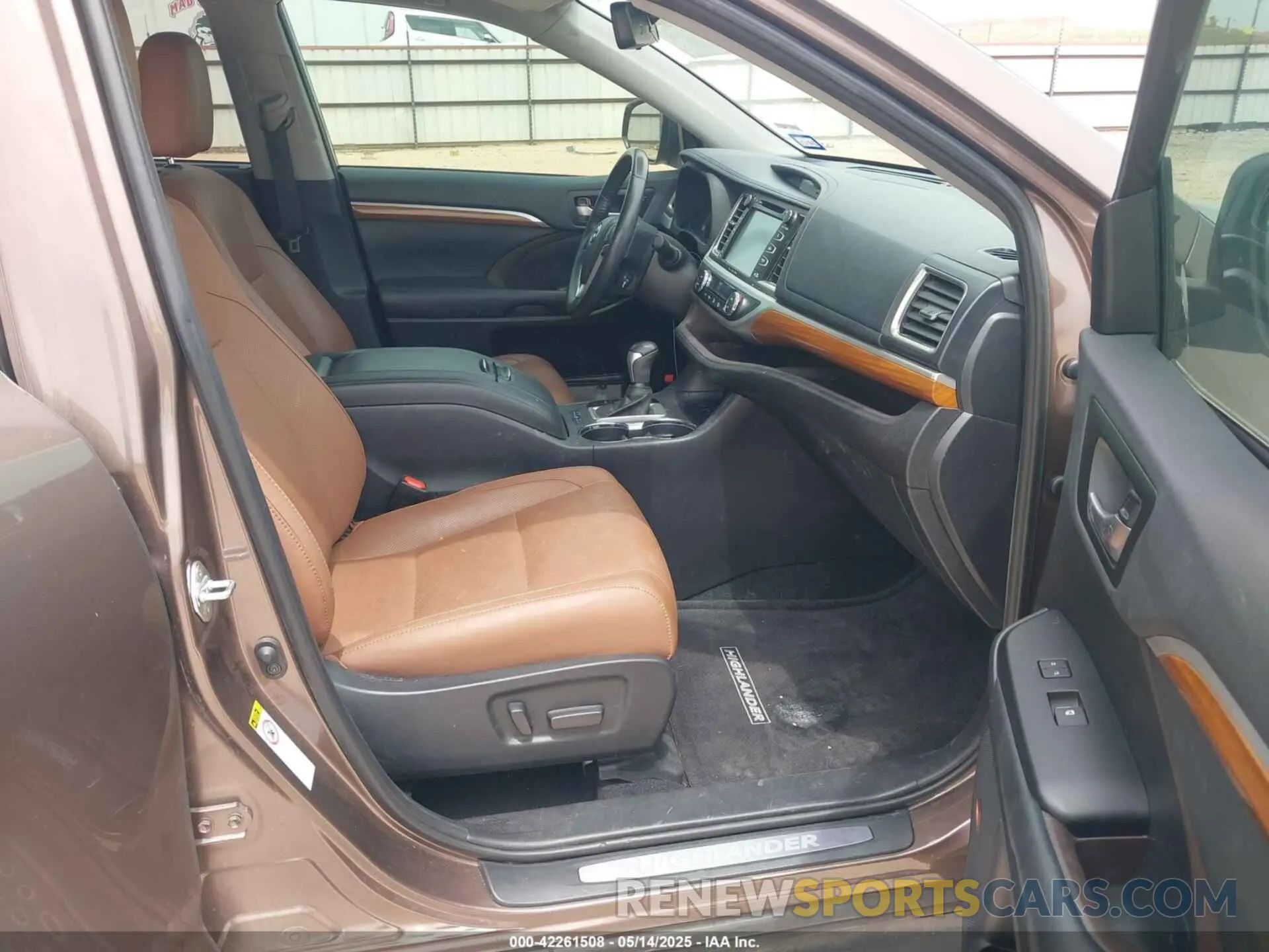 5 Photograph of a damaged car 5TDYZRFH4KS296196 TOYOTA HIGHLANDER 2019