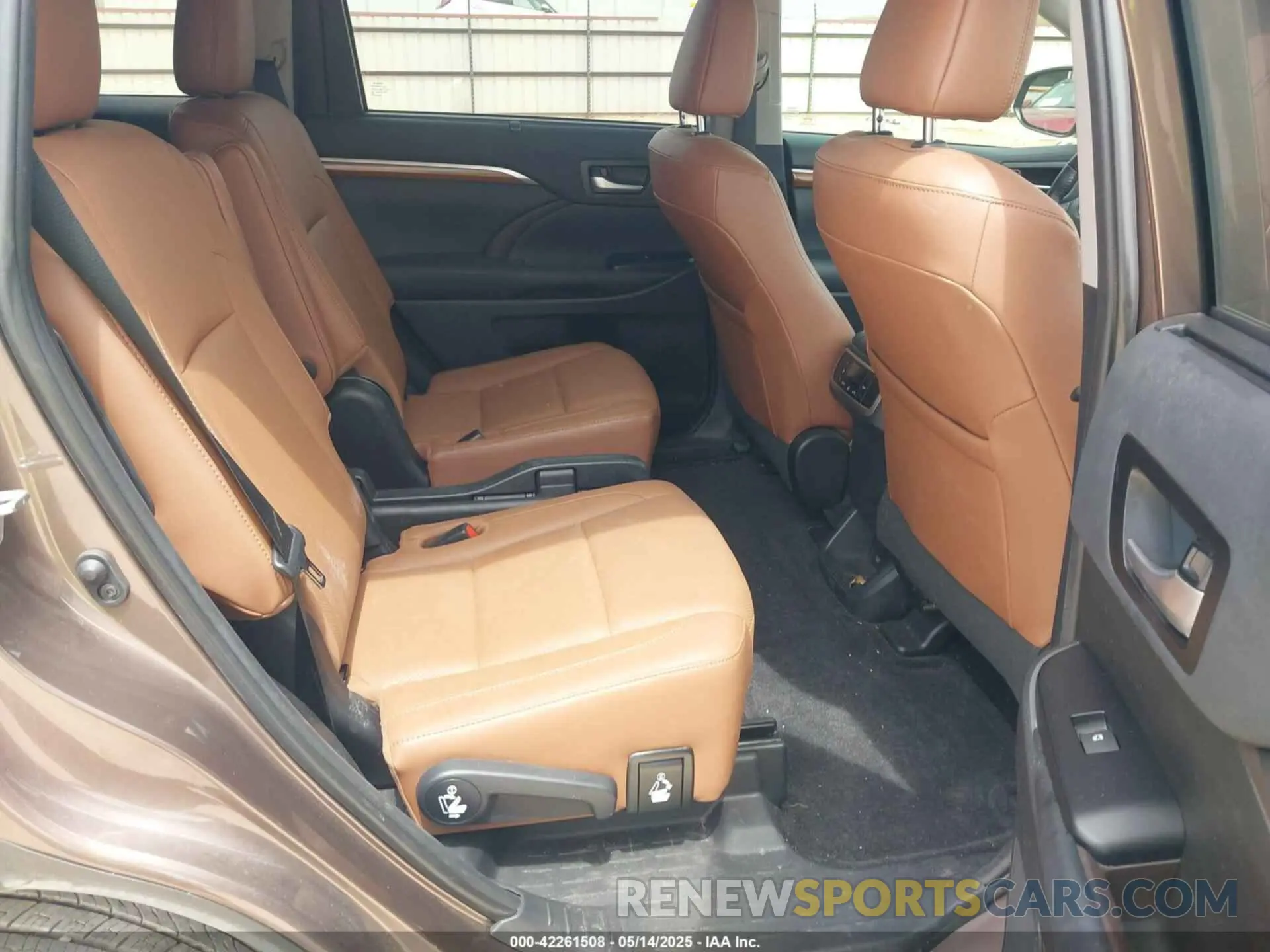 8 Photograph of a damaged car 5TDYZRFH4KS296196 TOYOTA HIGHLANDER 2019