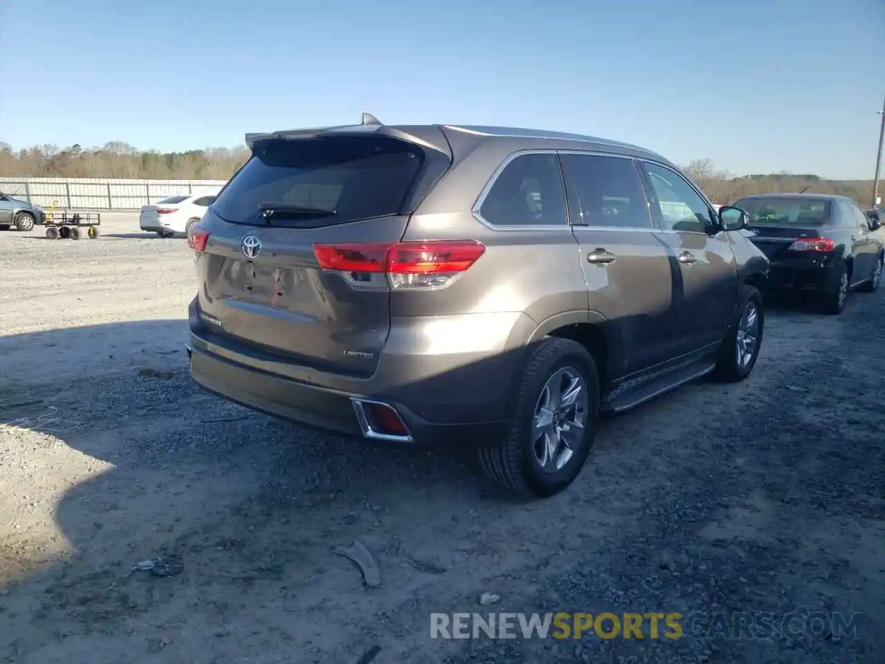 4 Photograph of a damaged car 5TDYZRFH4KS298899 TOYOTA HIGHLANDER 2019