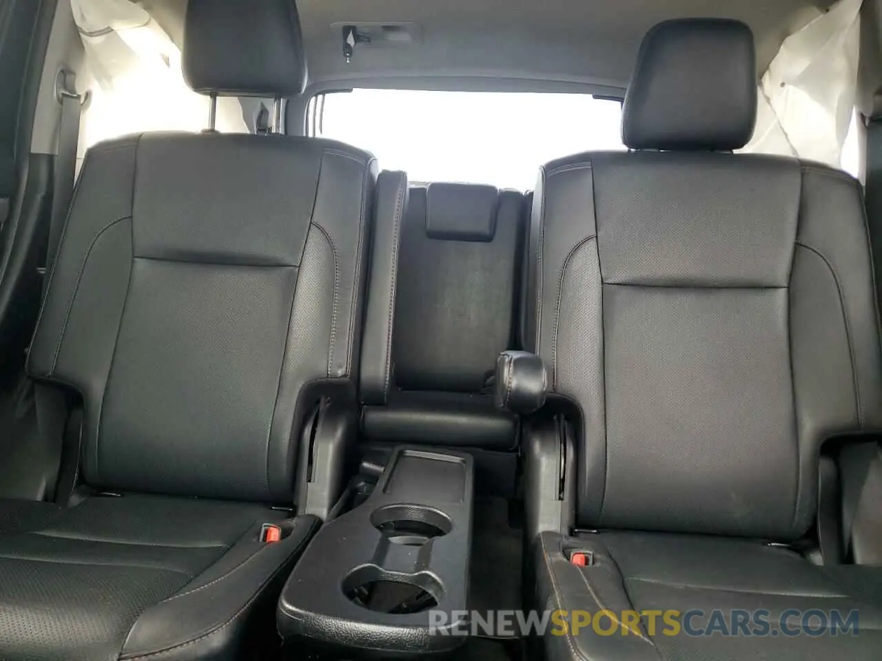 10 Photograph of a damaged car 5TDYZRFH4KS303941 TOYOTA HIGHLANDER 2019