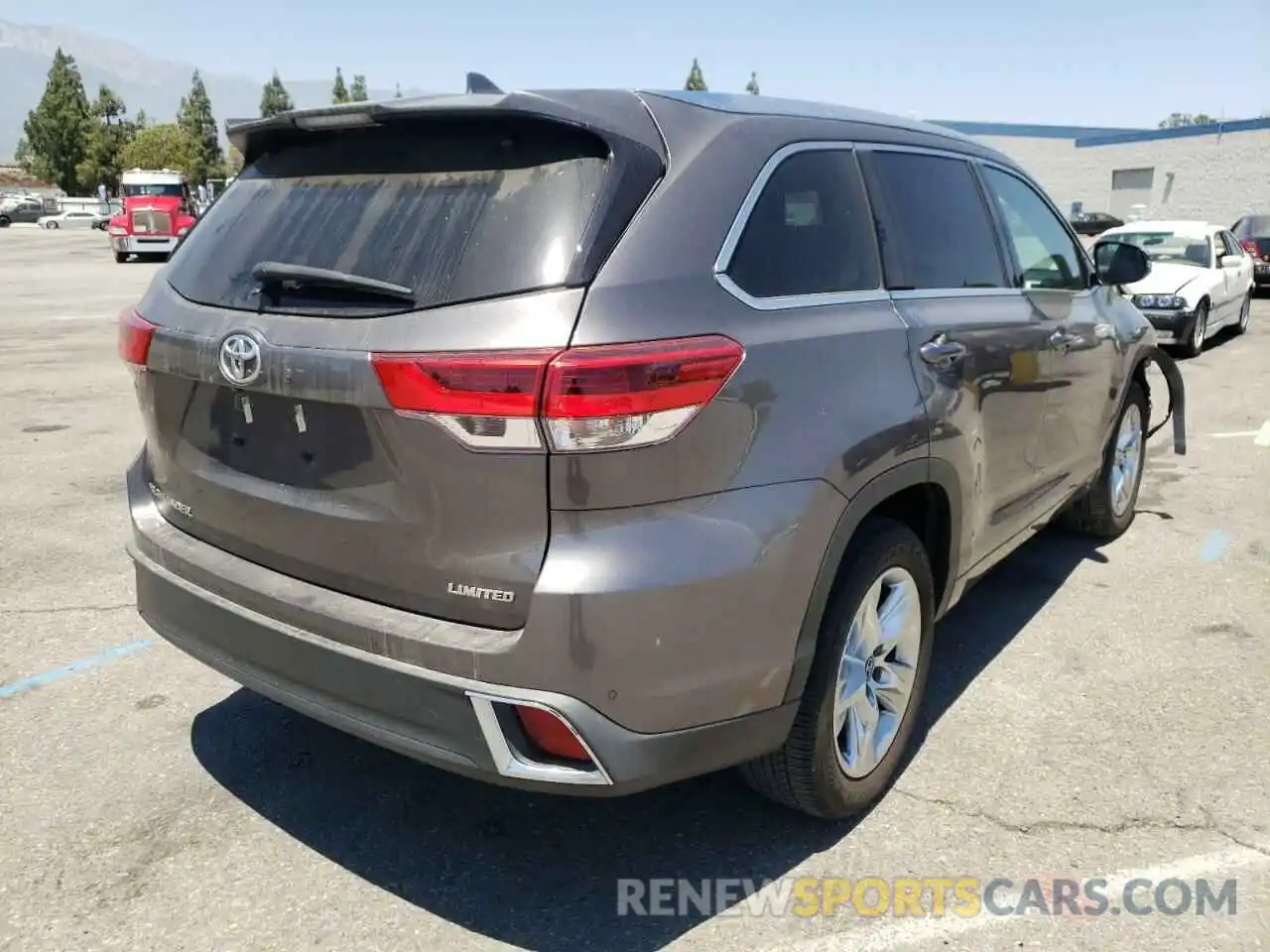 4 Photograph of a damaged car 5TDYZRFH4KS331643 TOYOTA HIGHLANDER 2019