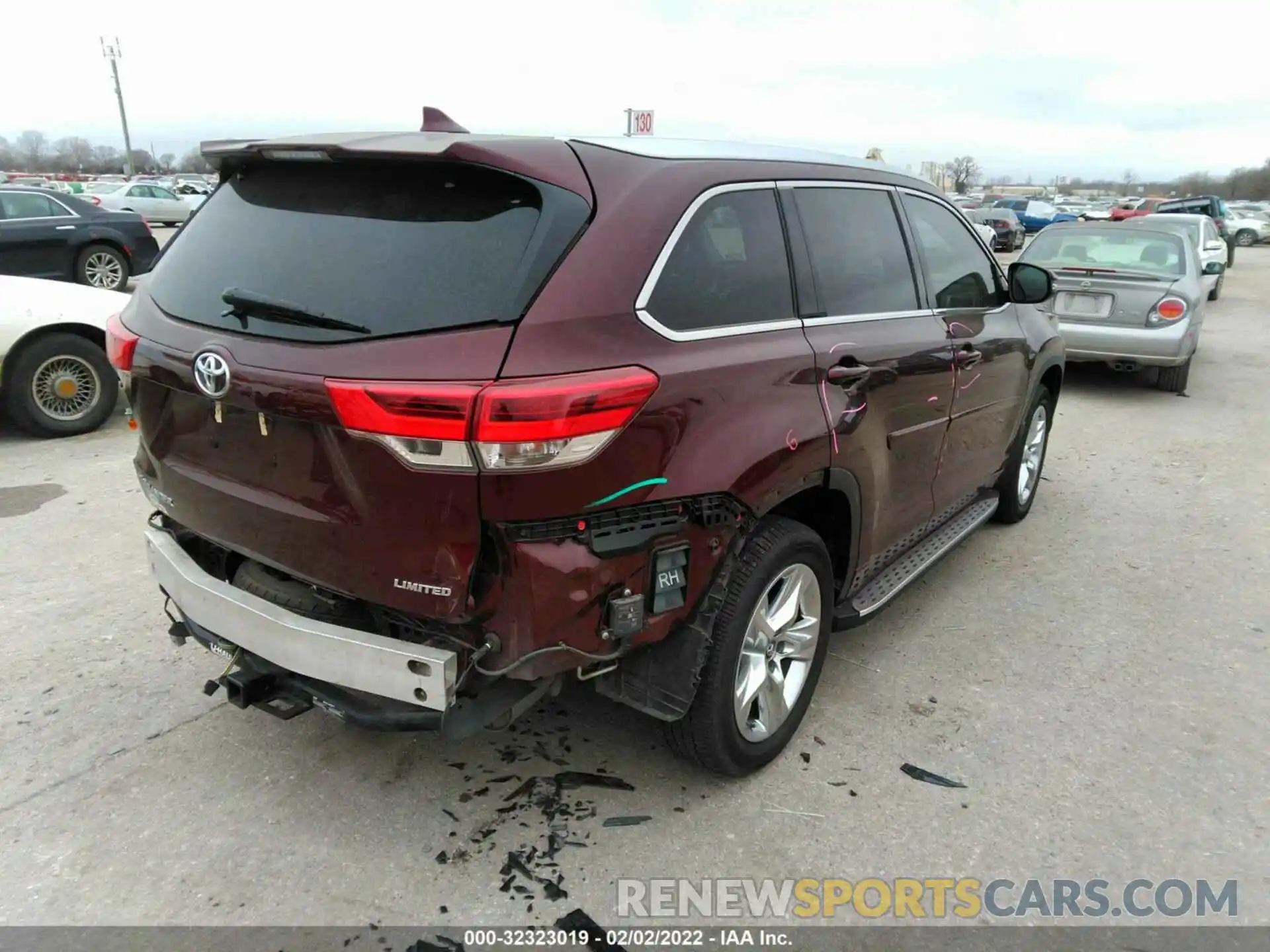 4 Photograph of a damaged car 5TDYZRFH4KS333201 TOYOTA HIGHLANDER 2019