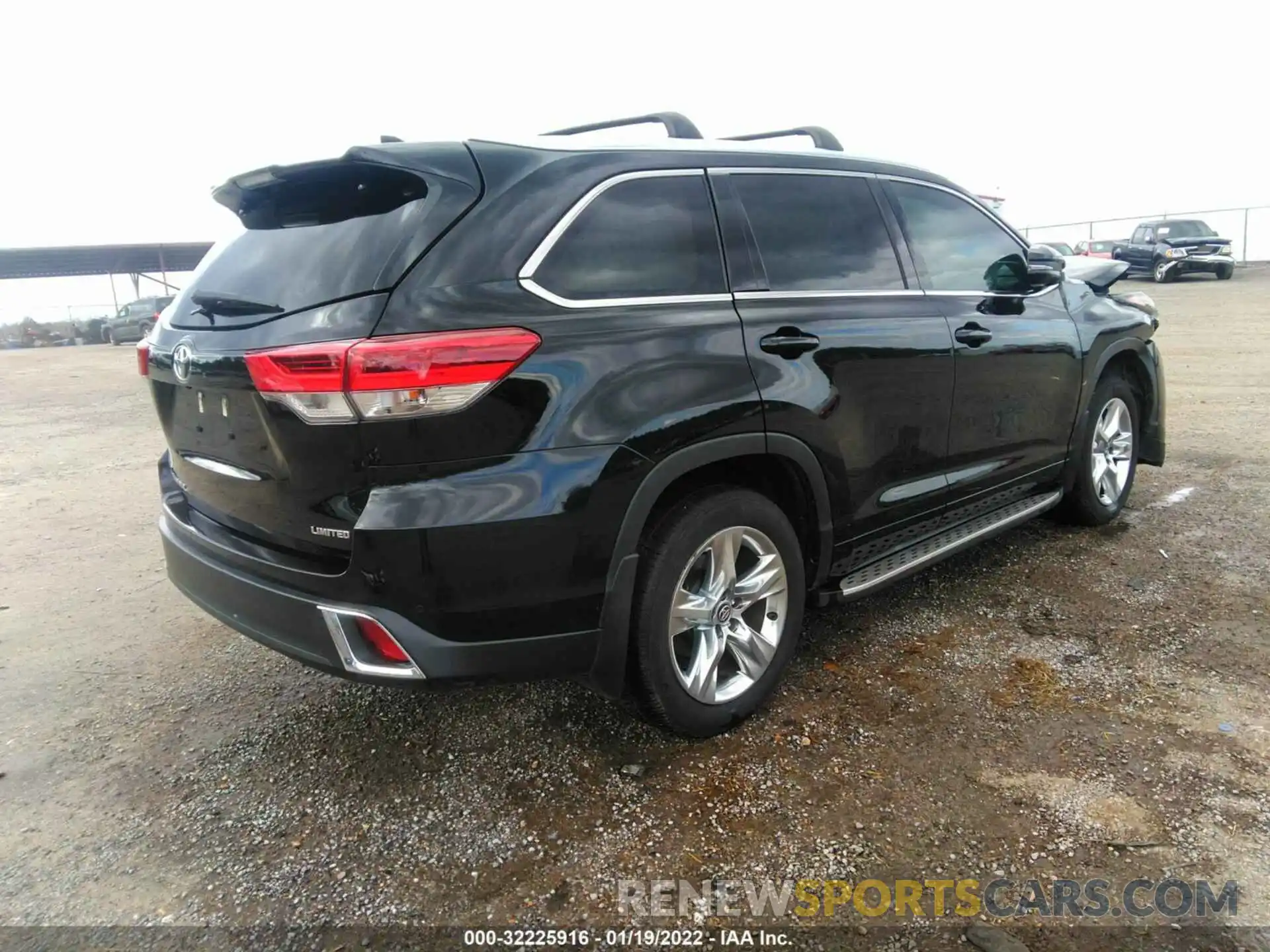 4 Photograph of a damaged car 5TDYZRFH5KS325060 TOYOTA HIGHLANDER 2019