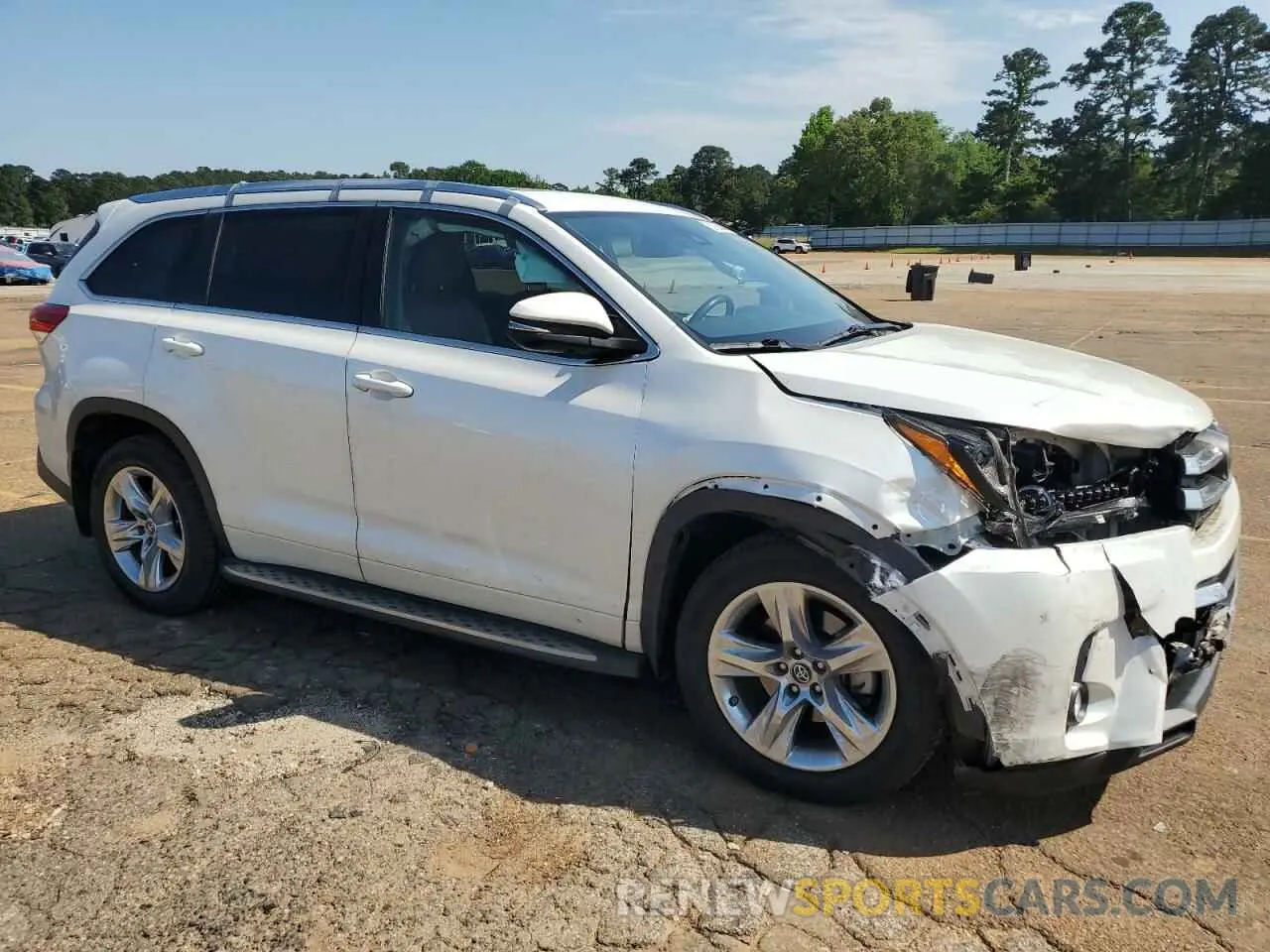 4 Photograph of a damaged car 5TDYZRFH5KS332655 TOYOTA HIGHLANDER 2019