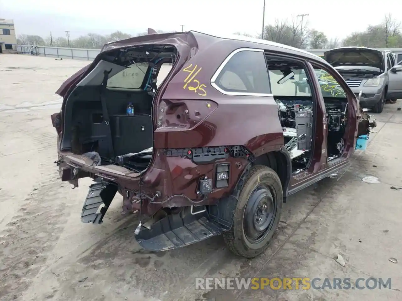 4 Photograph of a damaged car 5TDYZRFH6KS356088 TOYOTA HIGHLANDER 2019