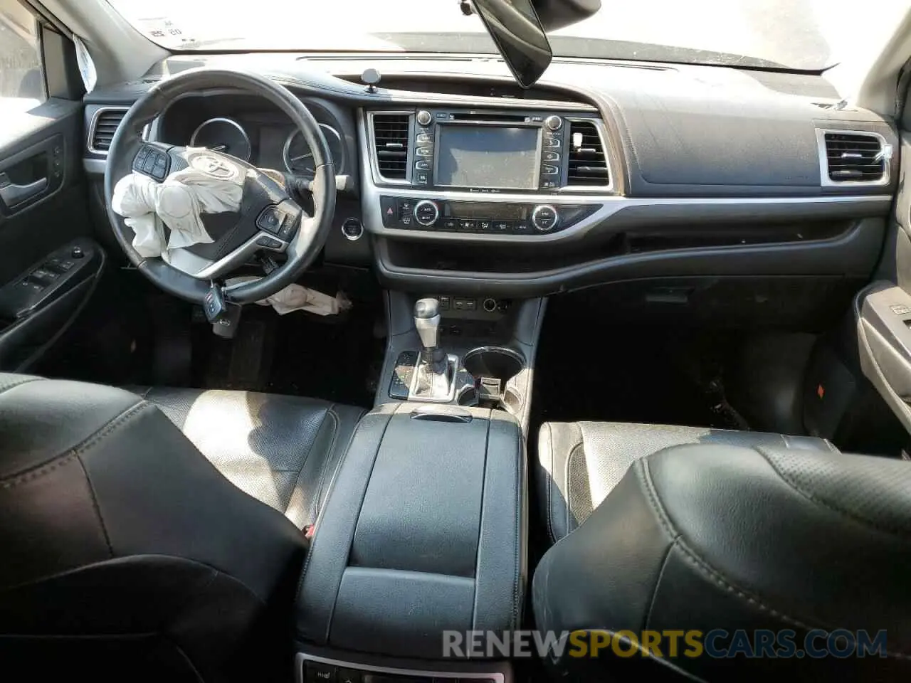 8 Photograph of a damaged car 5TDYZRFH7KS327358 TOYOTA HIGHLANDER 2019