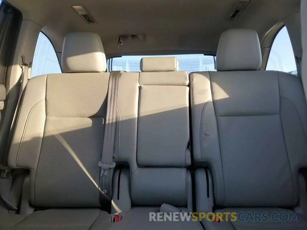 10 Photograph of a damaged car 5TDYZRFH7KS335752 TOYOTA HIGHLANDER 2019