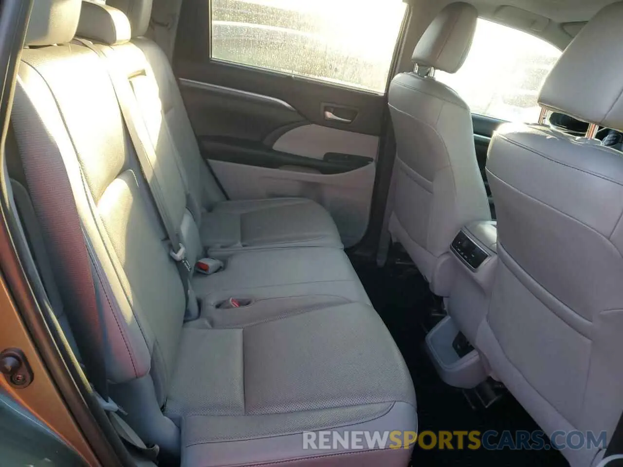 11 Photograph of a damaged car 5TDYZRFH7KS335752 TOYOTA HIGHLANDER 2019