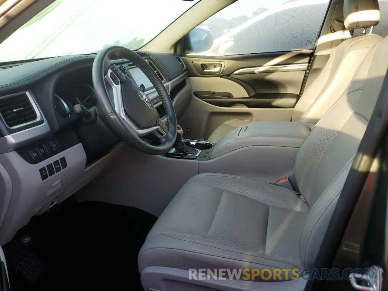 7 Photograph of a damaged car 5TDYZRFH7KS335752 TOYOTA HIGHLANDER 2019