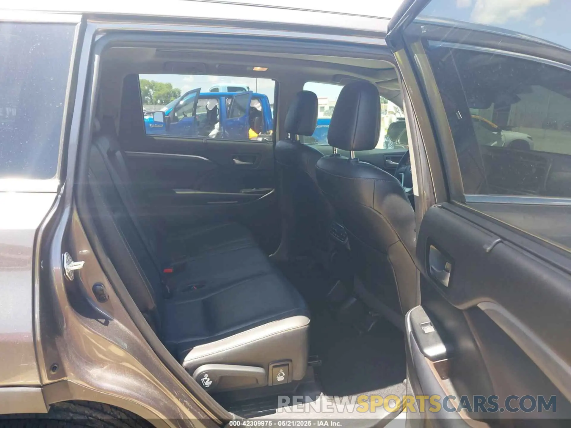 8 Photograph of a damaged car 5TDYZRFH7KS342152 TOYOTA HIGHLANDER 2019