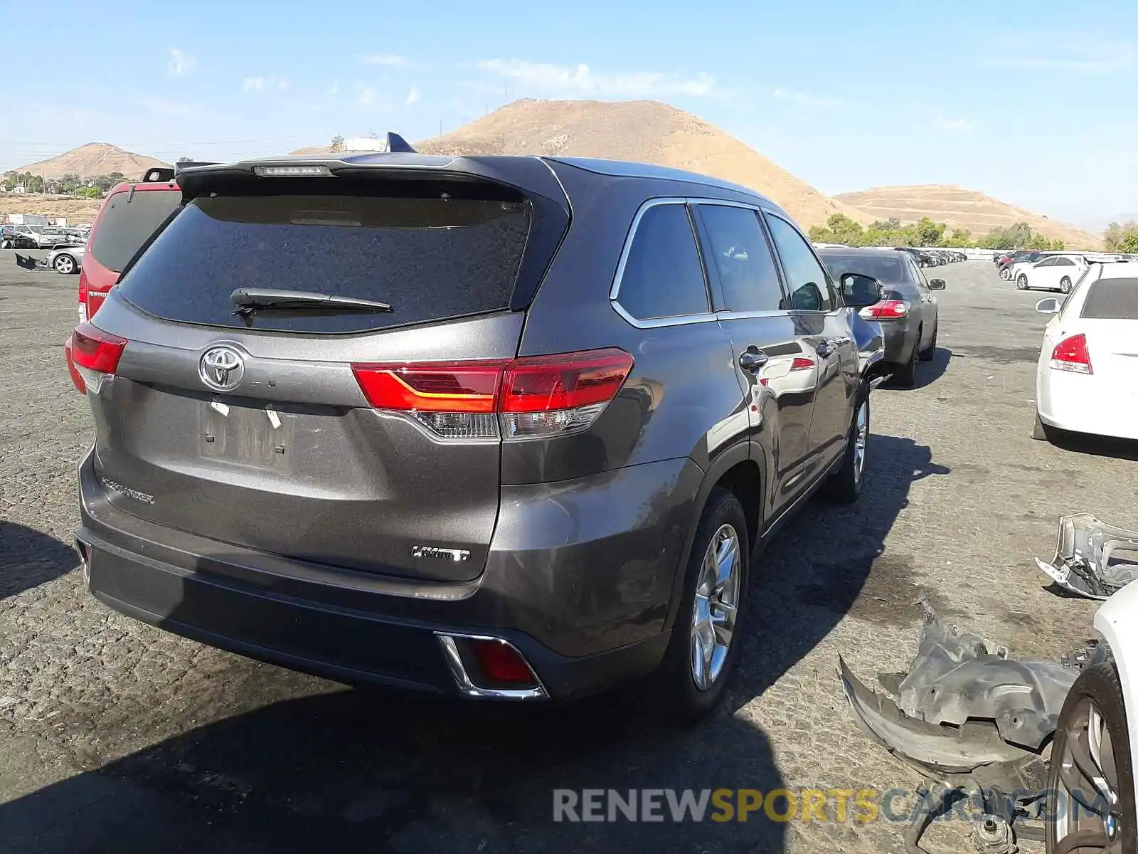 4 Photograph of a damaged car 5TDYZRFH8KS322315 TOYOTA HIGHLANDER 2019