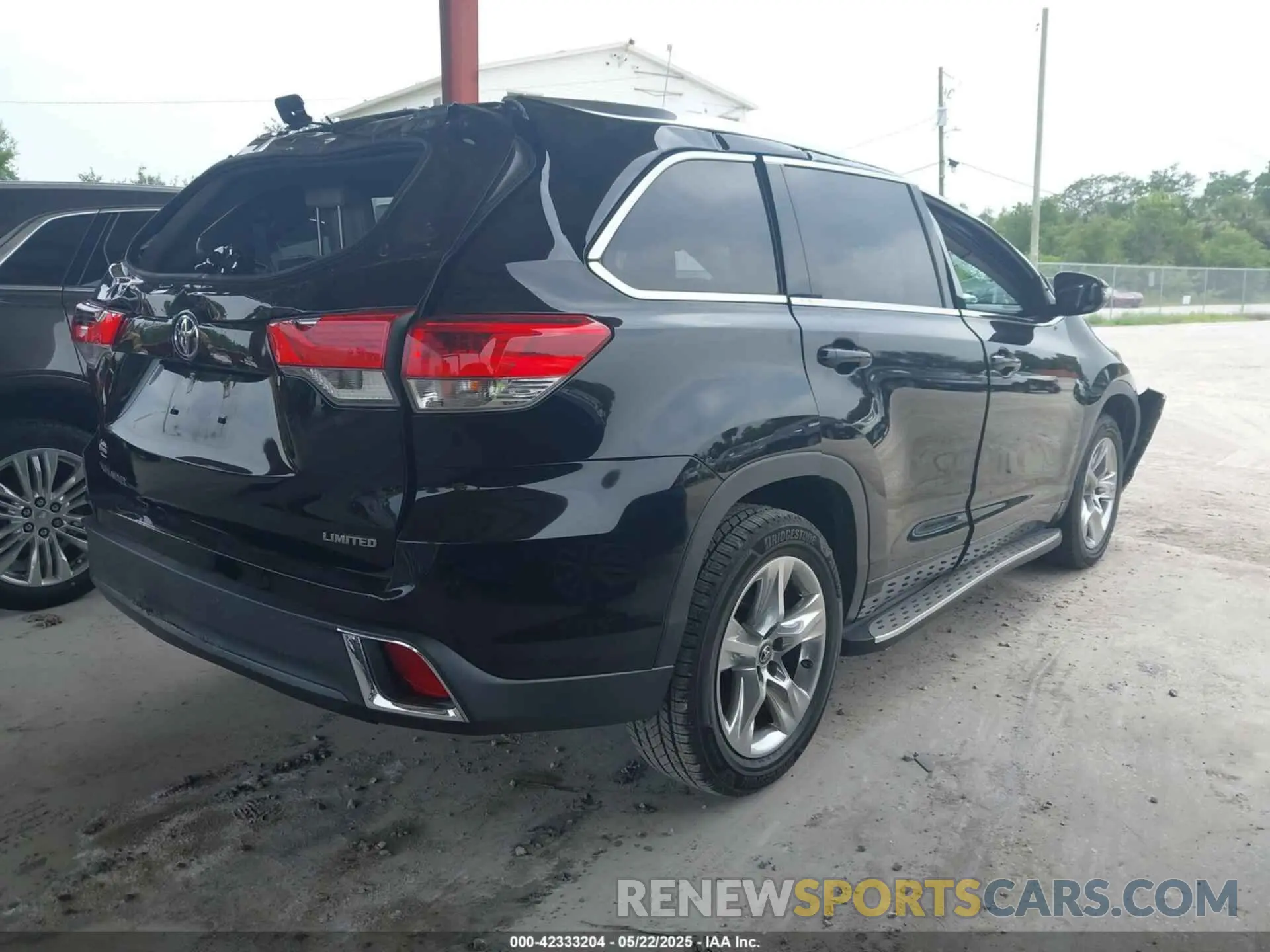 4 Photograph of a damaged car 5TDYZRFH8KS339051 TOYOTA HIGHLANDER 2019