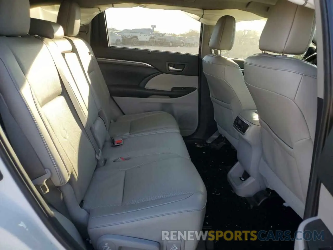 11 Photograph of a damaged car 5TDYZRFH8KS340877 TOYOTA HIGHLANDER 2019