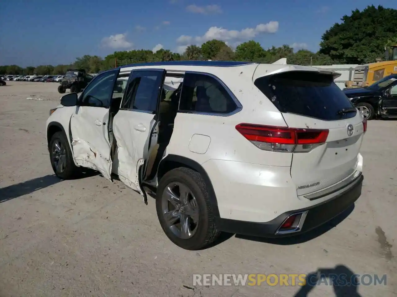 3 Photograph of a damaged car 5TDYZRFH9KS330665 TOYOTA HIGHLANDER 2019