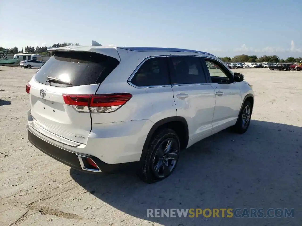 4 Photograph of a damaged car 5TDYZRFH9KS330665 TOYOTA HIGHLANDER 2019