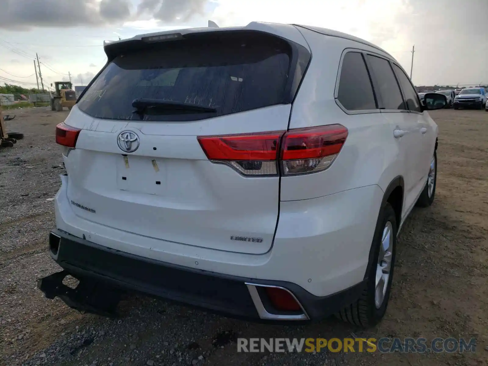 4 Photograph of a damaged car 5TDYZRFH9KS340841 TOYOTA HIGHLANDER 2019