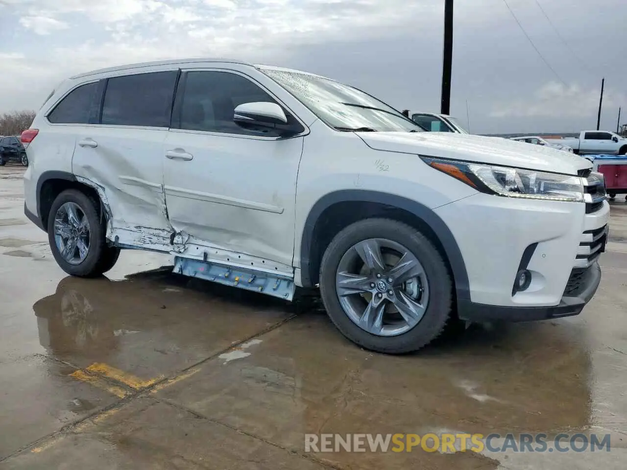 4 Photograph of a damaged car 5TDYZRFHXKS297255 TOYOTA HIGHLANDER 2019