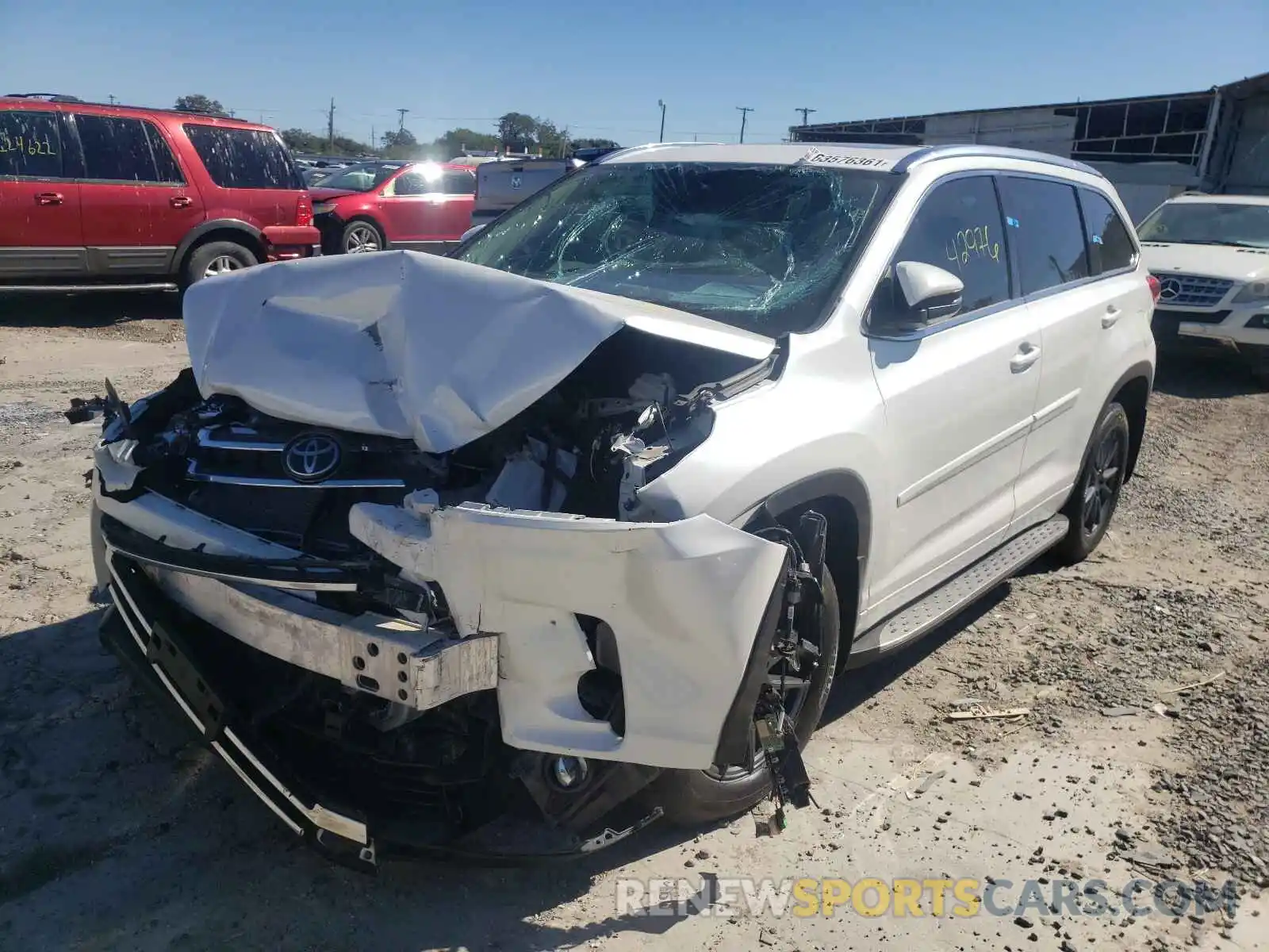 2 Photograph of a damaged car 5TDYZRFHXKS305323 TOYOTA HIGHLANDER 2019