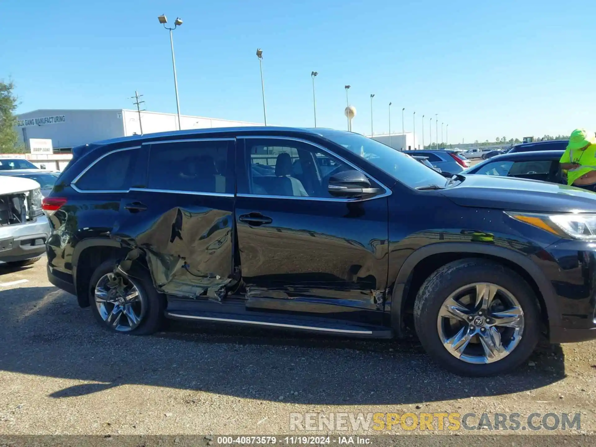 13 Photograph of a damaged car 5TDYZRFHXKS333607 TOYOTA HIGHLANDER 2019