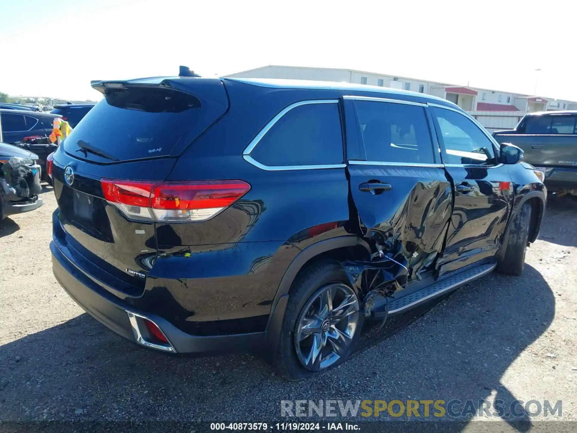 4 Photograph of a damaged car 5TDYZRFHXKS333607 TOYOTA HIGHLANDER 2019