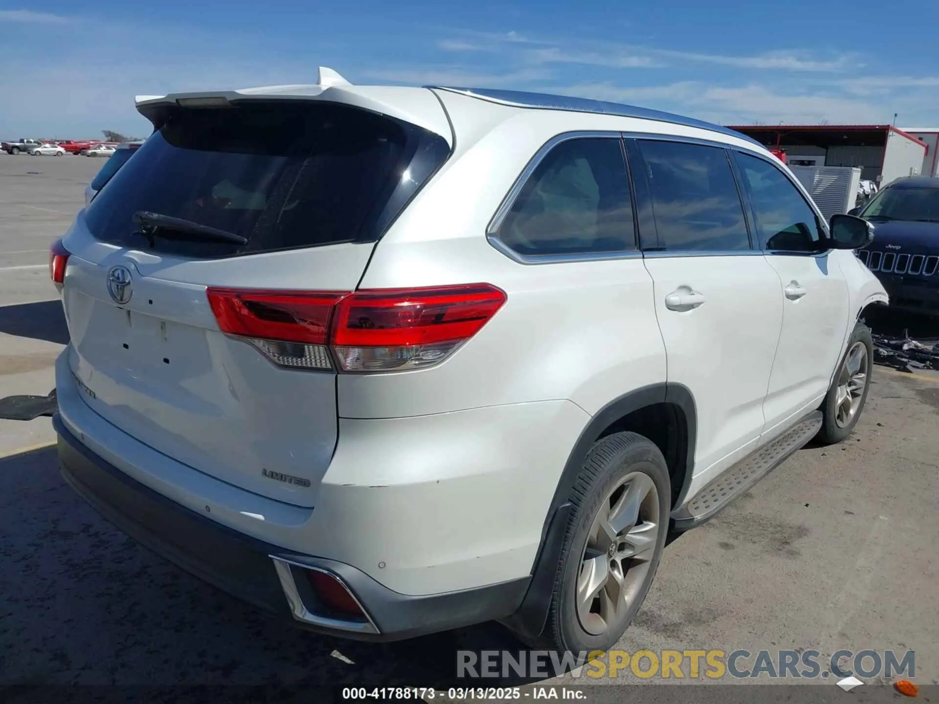 4 Photograph of a damaged car 5TDYZRFHXKS339553 TOYOTA HIGHLANDER 2019