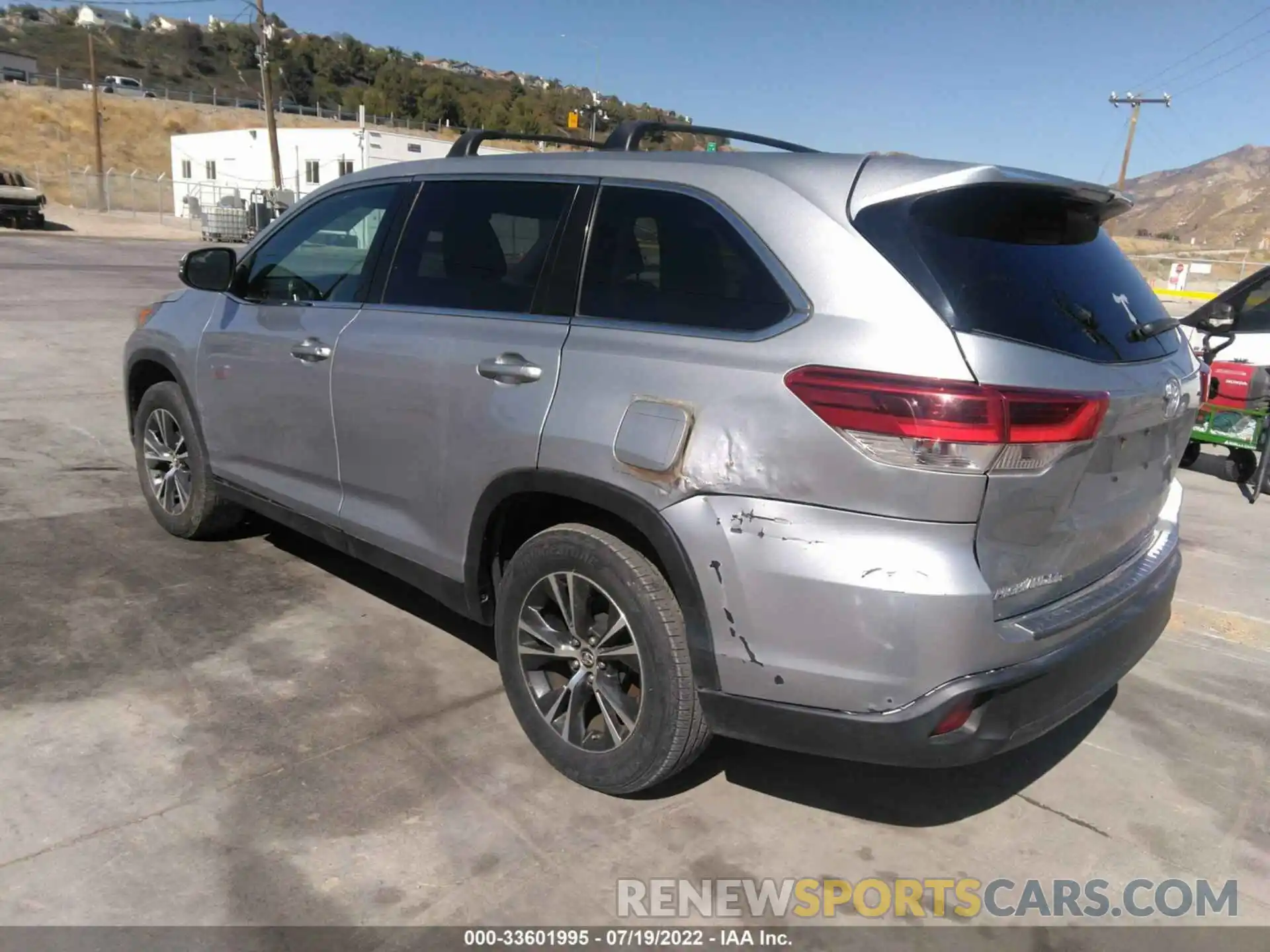 3 Photograph of a damaged car 5TDZARFH0KS041377 TOYOTA HIGHLANDER 2019