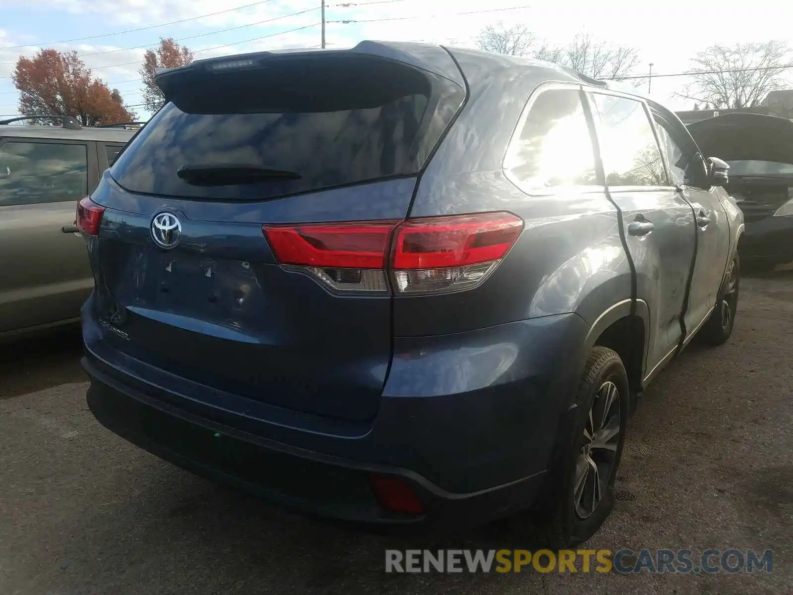 4 Photograph of a damaged car 5TDZARFH0KS043341 TOYOTA HIGHLANDER 2019