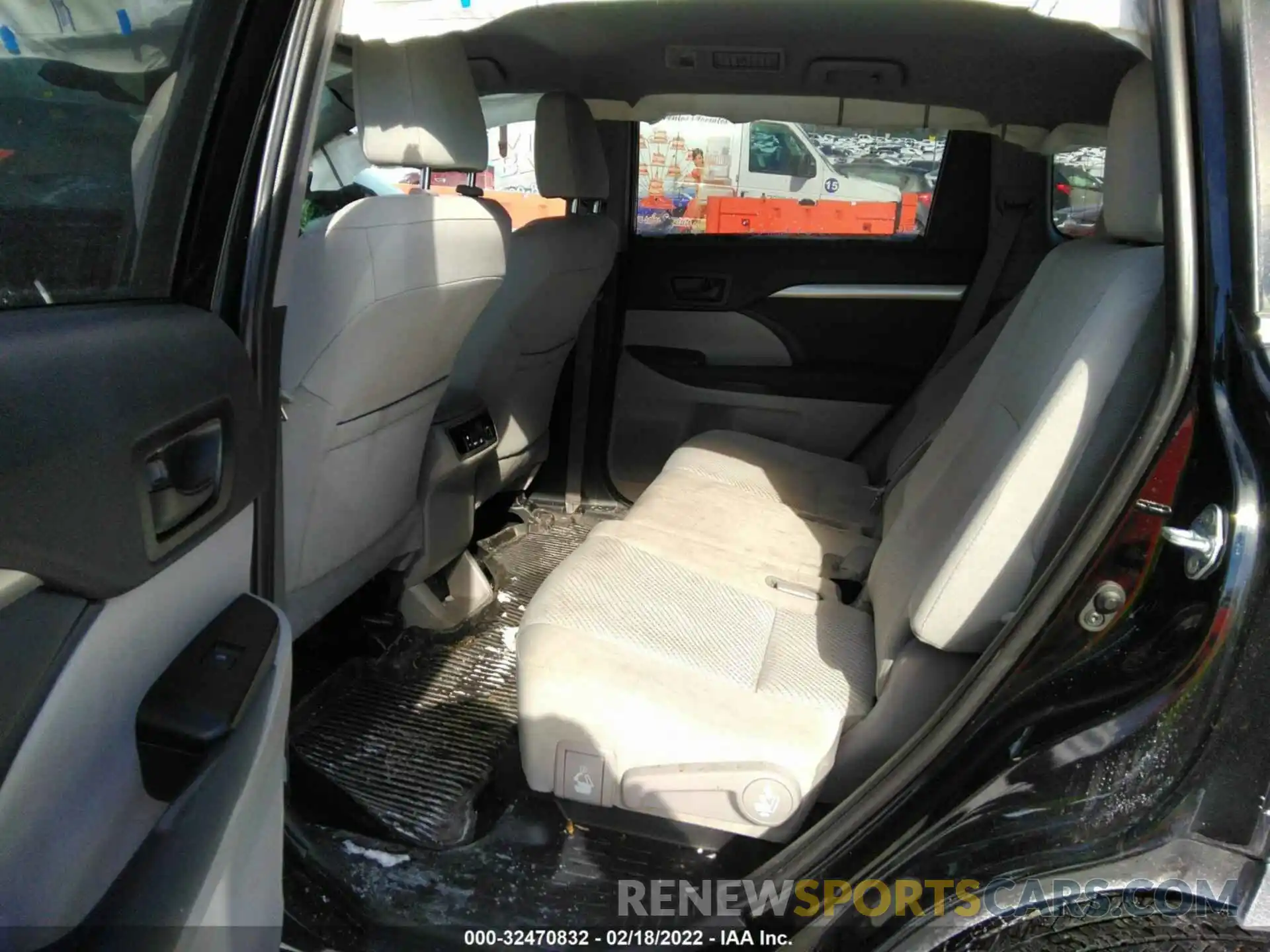 8 Photograph of a damaged car 5TDZARFH0KS044716 TOYOTA HIGHLANDER 2019