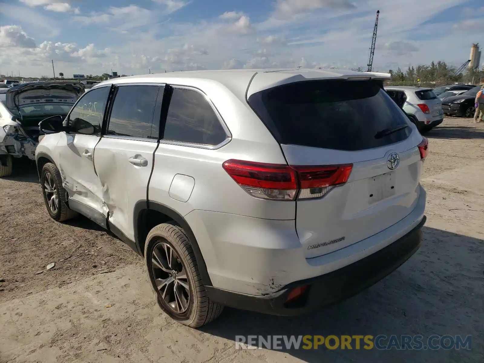 3 Photograph of a damaged car 5TDZARFH0KS045669 TOYOTA HIGHLANDER 2019