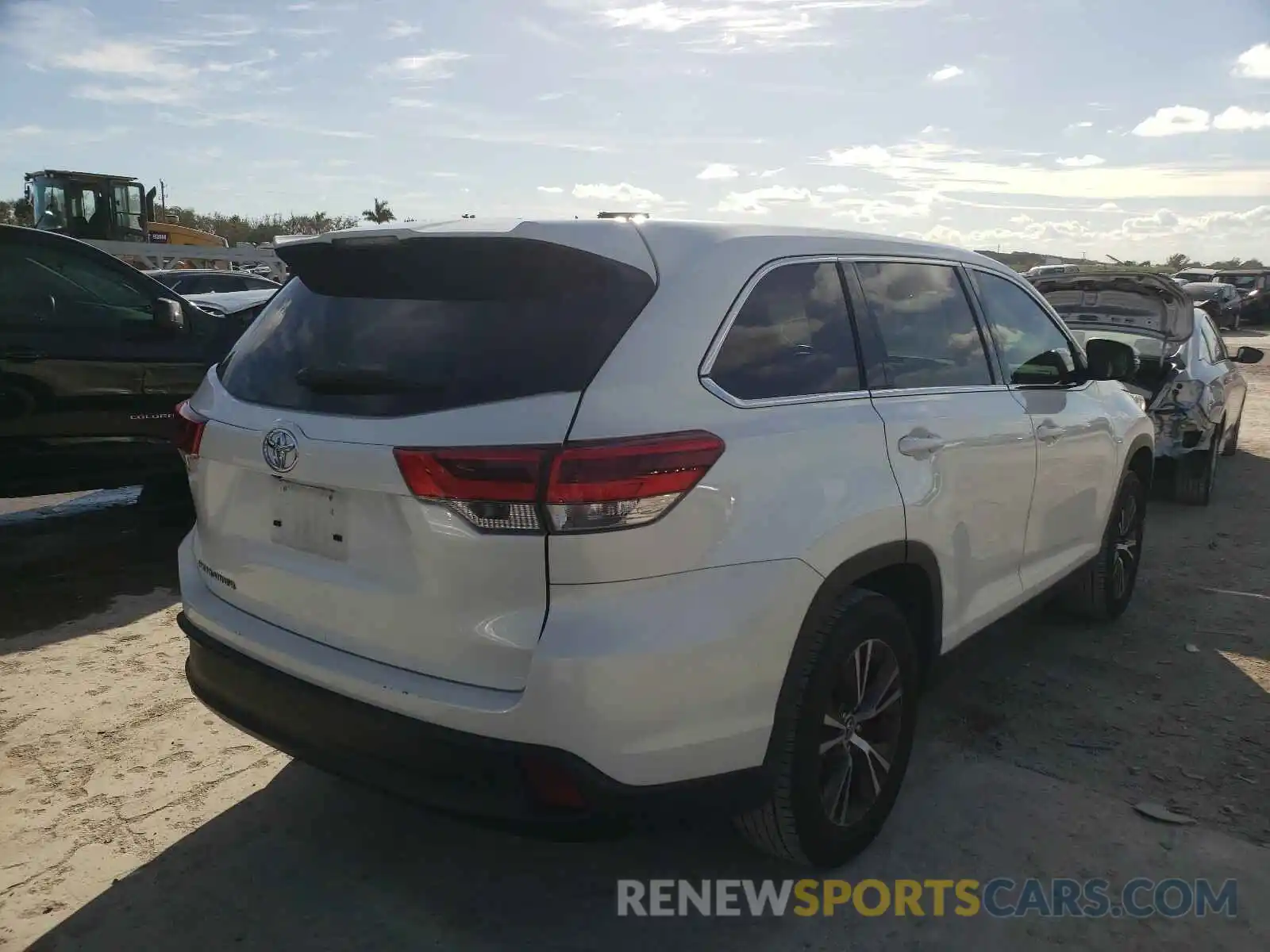 4 Photograph of a damaged car 5TDZARFH0KS045669 TOYOTA HIGHLANDER 2019