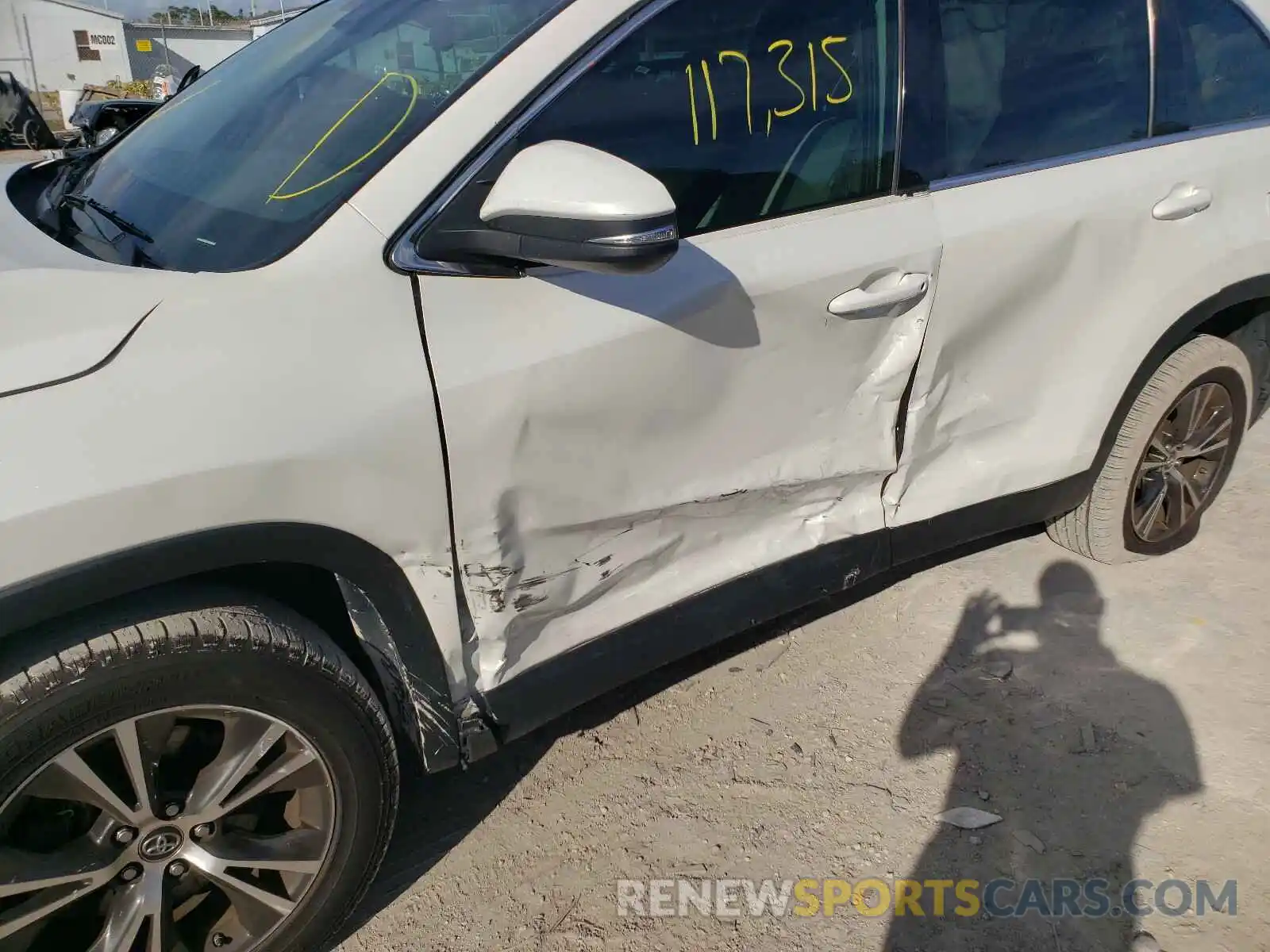 9 Photograph of a damaged car 5TDZARFH0KS045669 TOYOTA HIGHLANDER 2019