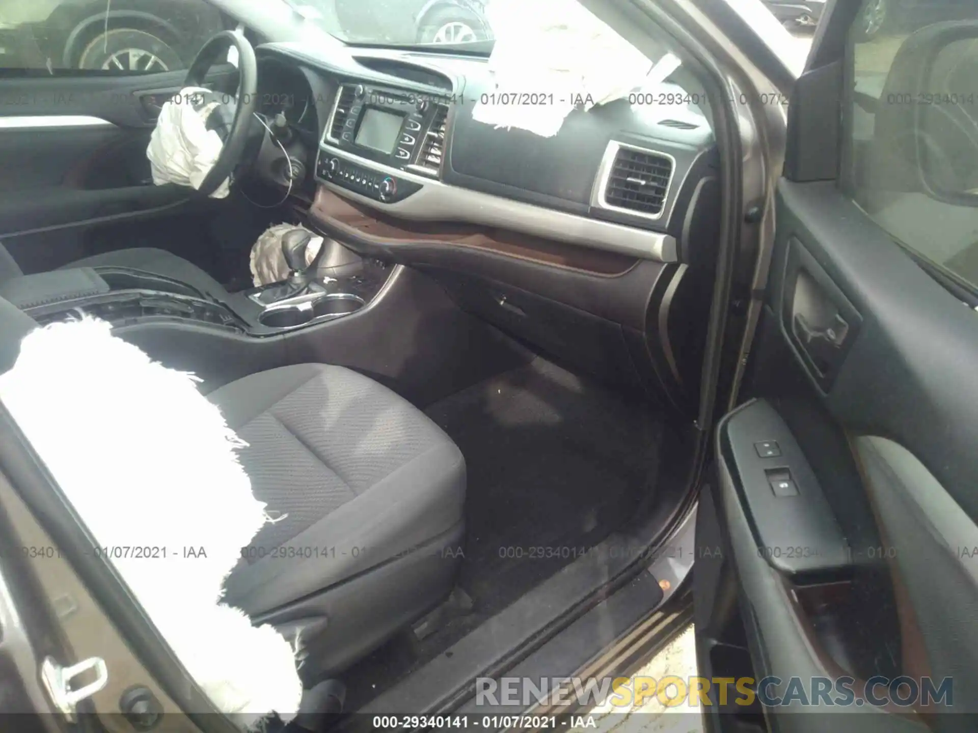 5 Photograph of a damaged car 5TDZARFH0KS046689 TOYOTA HIGHLANDER 2019