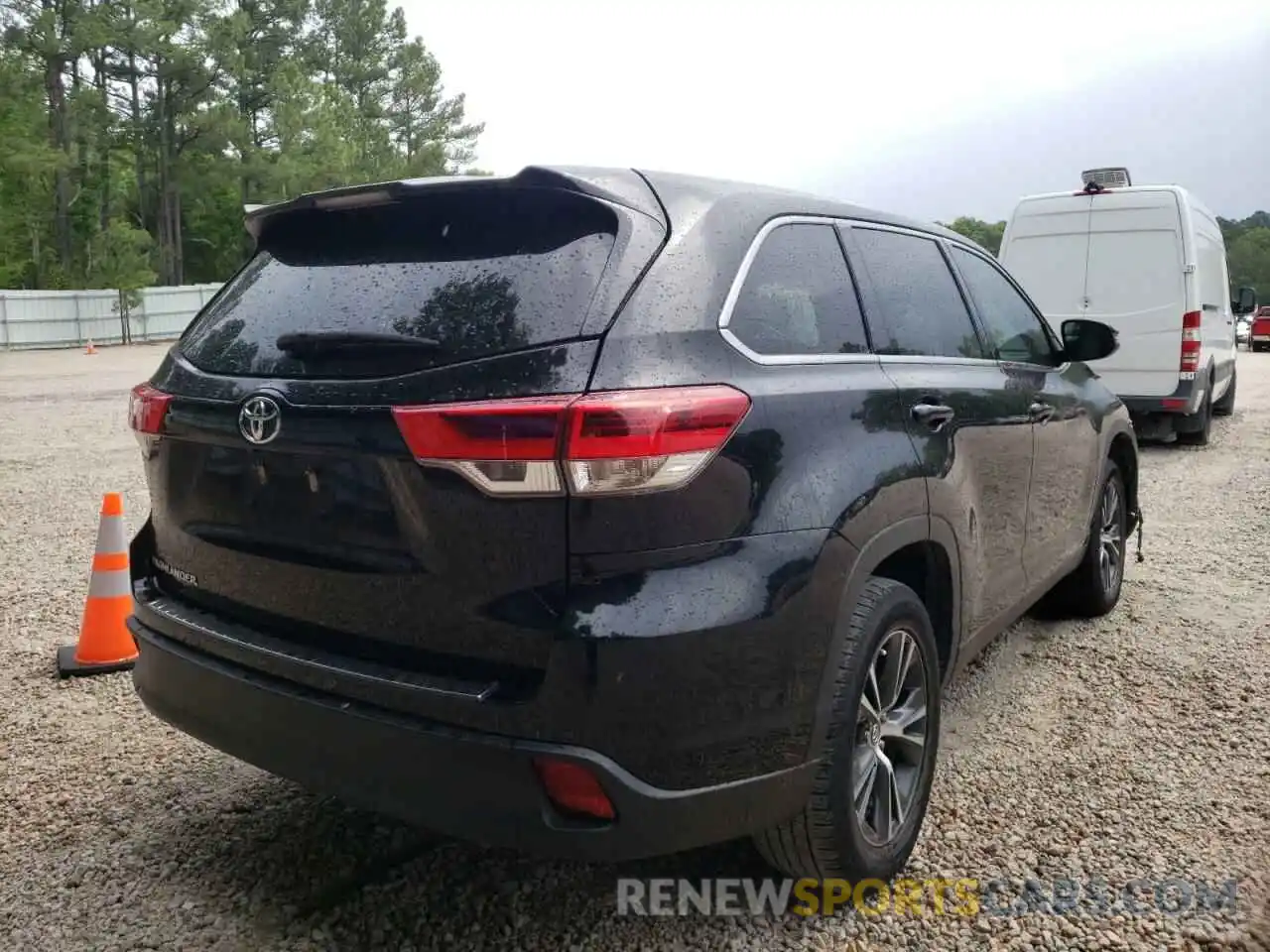 4 Photograph of a damaged car 5TDZARFH0KS047504 TOYOTA HIGHLANDER 2019