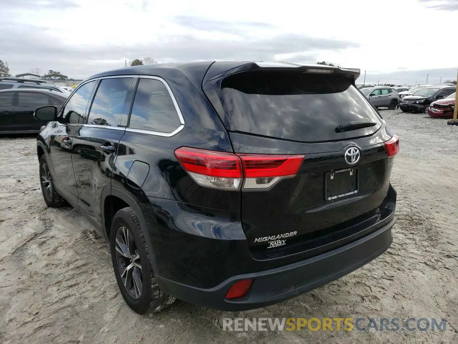 3 Photograph of a damaged car 5TDZARFH0KS048345 TOYOTA HIGHLANDER 2019