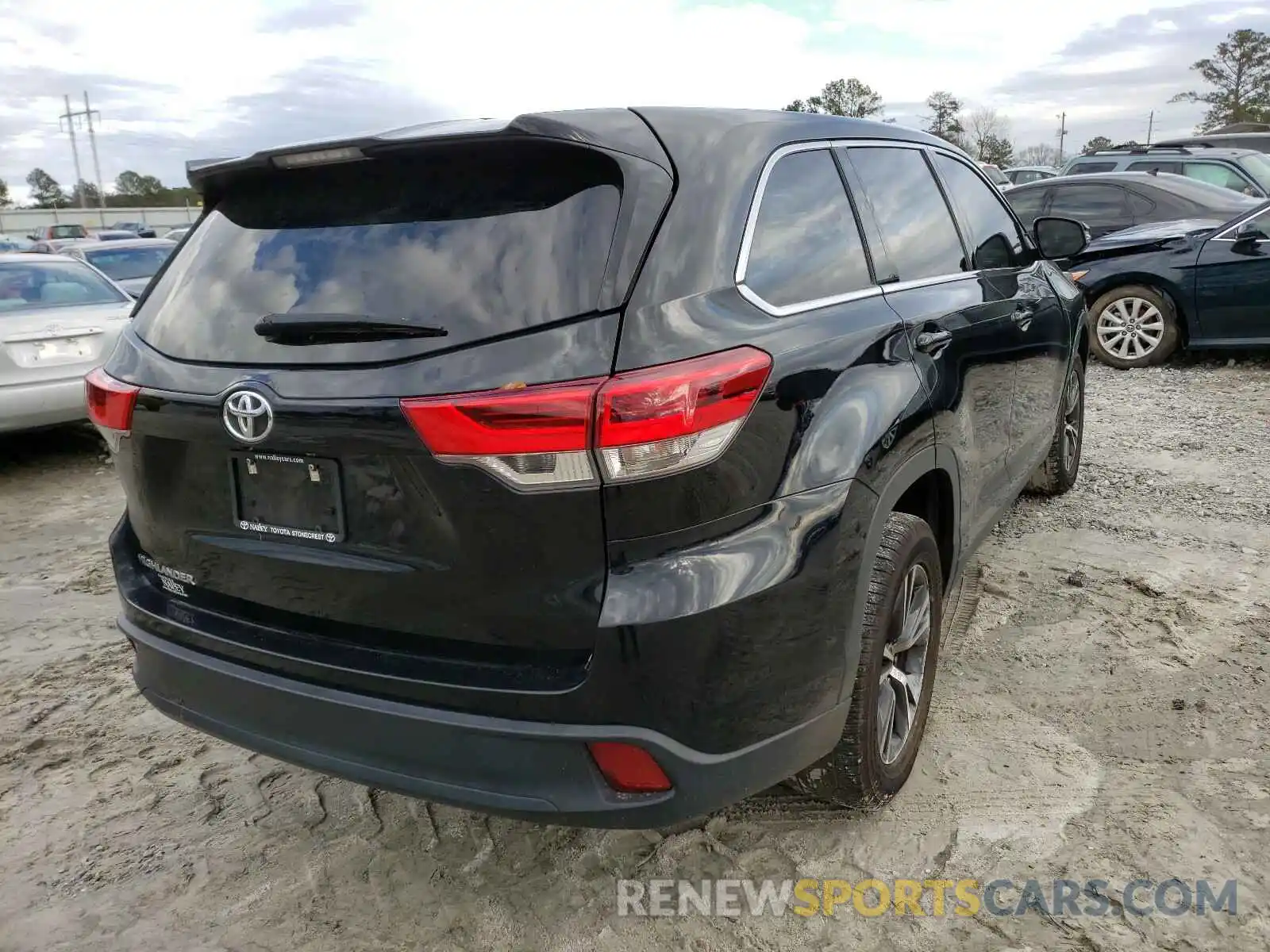 4 Photograph of a damaged car 5TDZARFH0KS048345 TOYOTA HIGHLANDER 2019