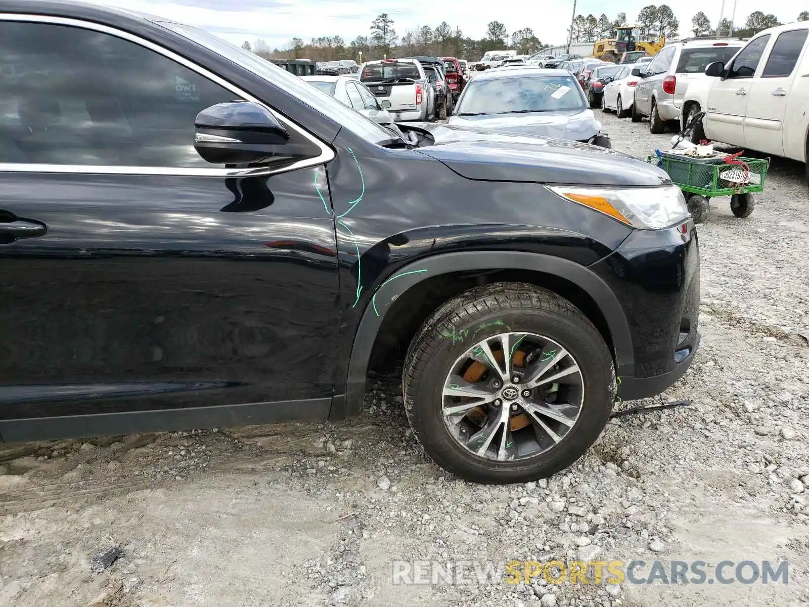 9 Photograph of a damaged car 5TDZARFH0KS048345 TOYOTA HIGHLANDER 2019