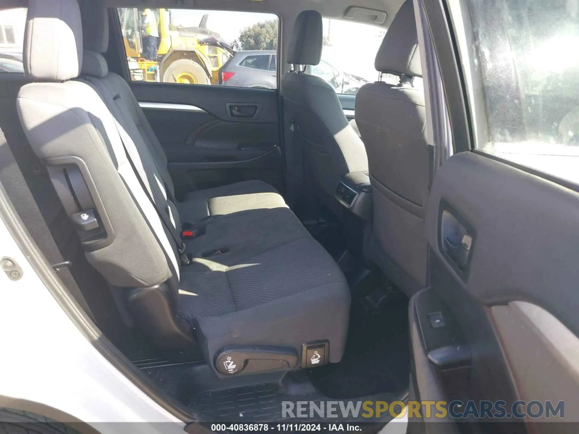 8 Photograph of a damaged car 5TDZARFH0KS054775 TOYOTA HIGHLANDER 2019
