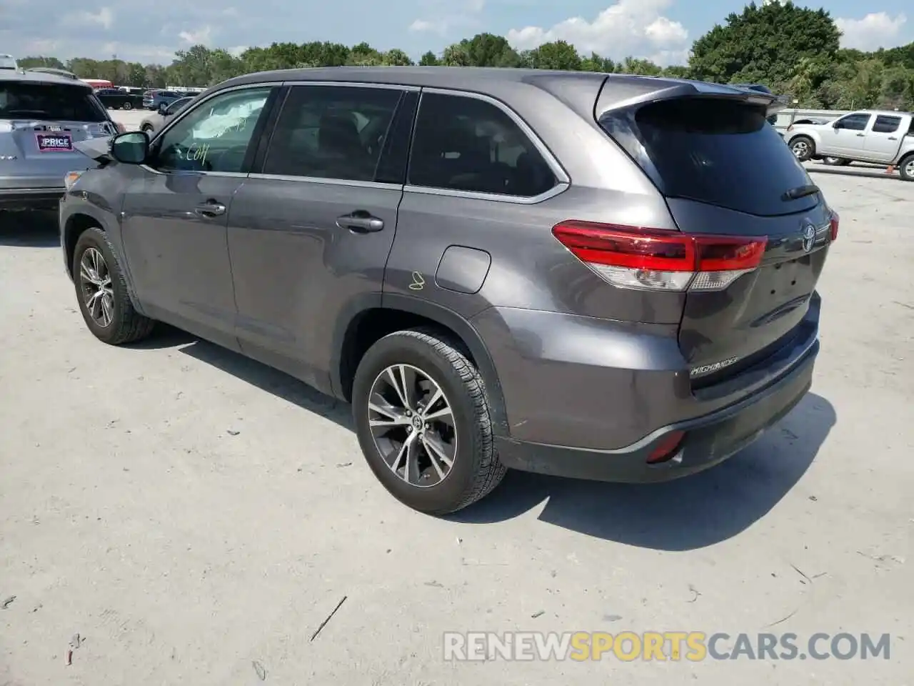 3 Photograph of a damaged car 5TDZARFH0KS056011 TOYOTA HIGHLANDER 2019