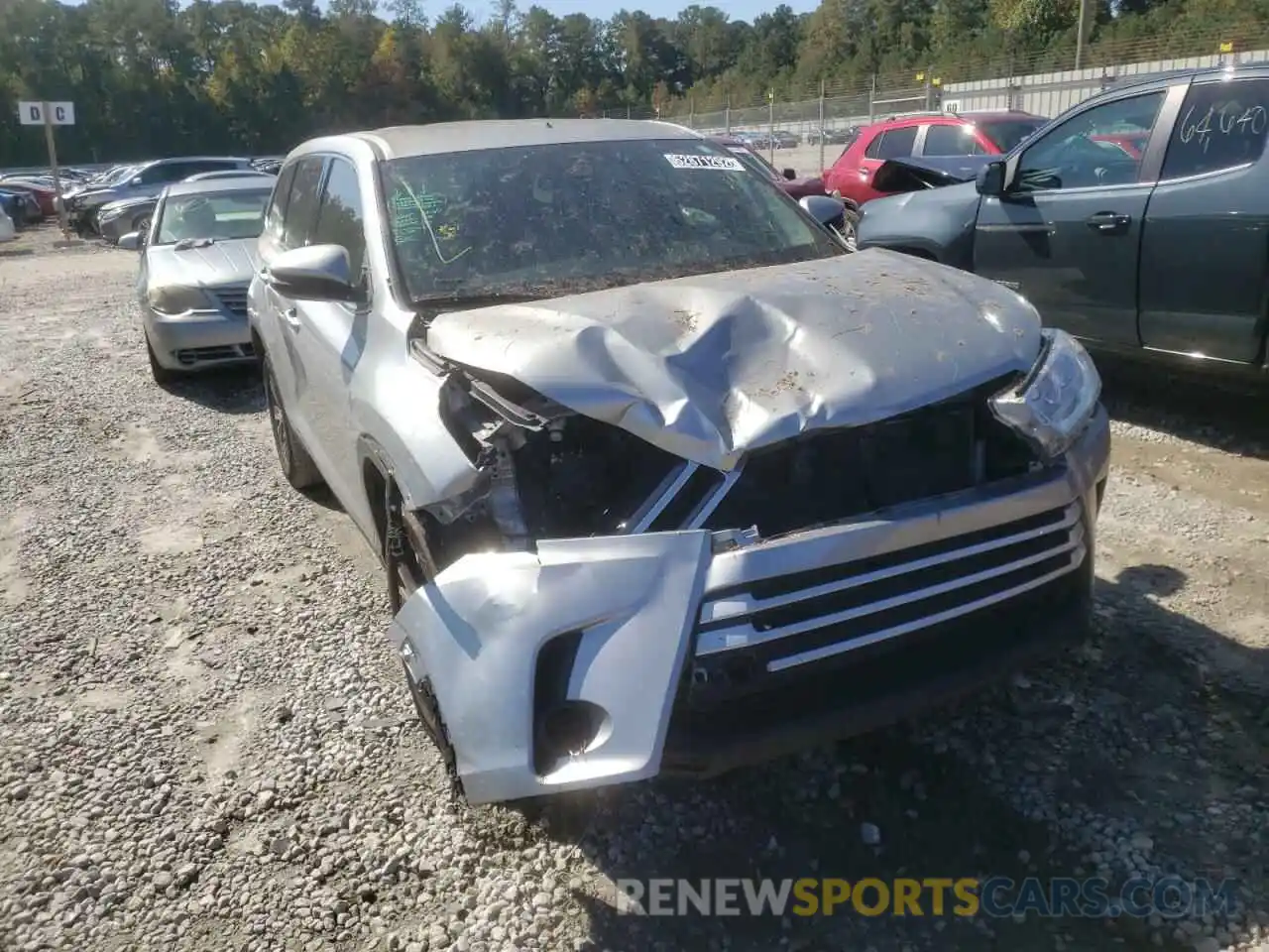 9 Photograph of a damaged car 5TDZARFH0KS056056 TOYOTA HIGHLANDER 2019