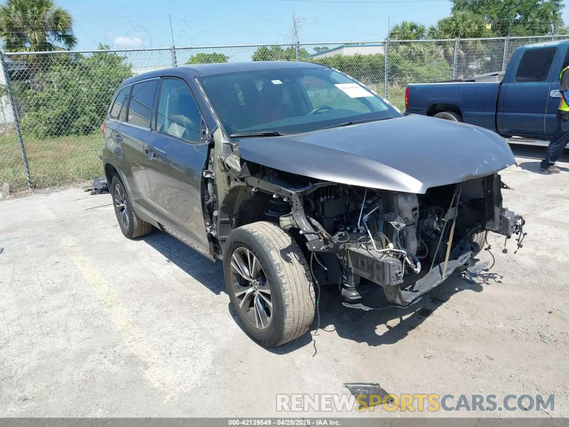 1 Photograph of a damaged car 5TDZARFH0KS056820 TOYOTA HIGHLANDER 2019