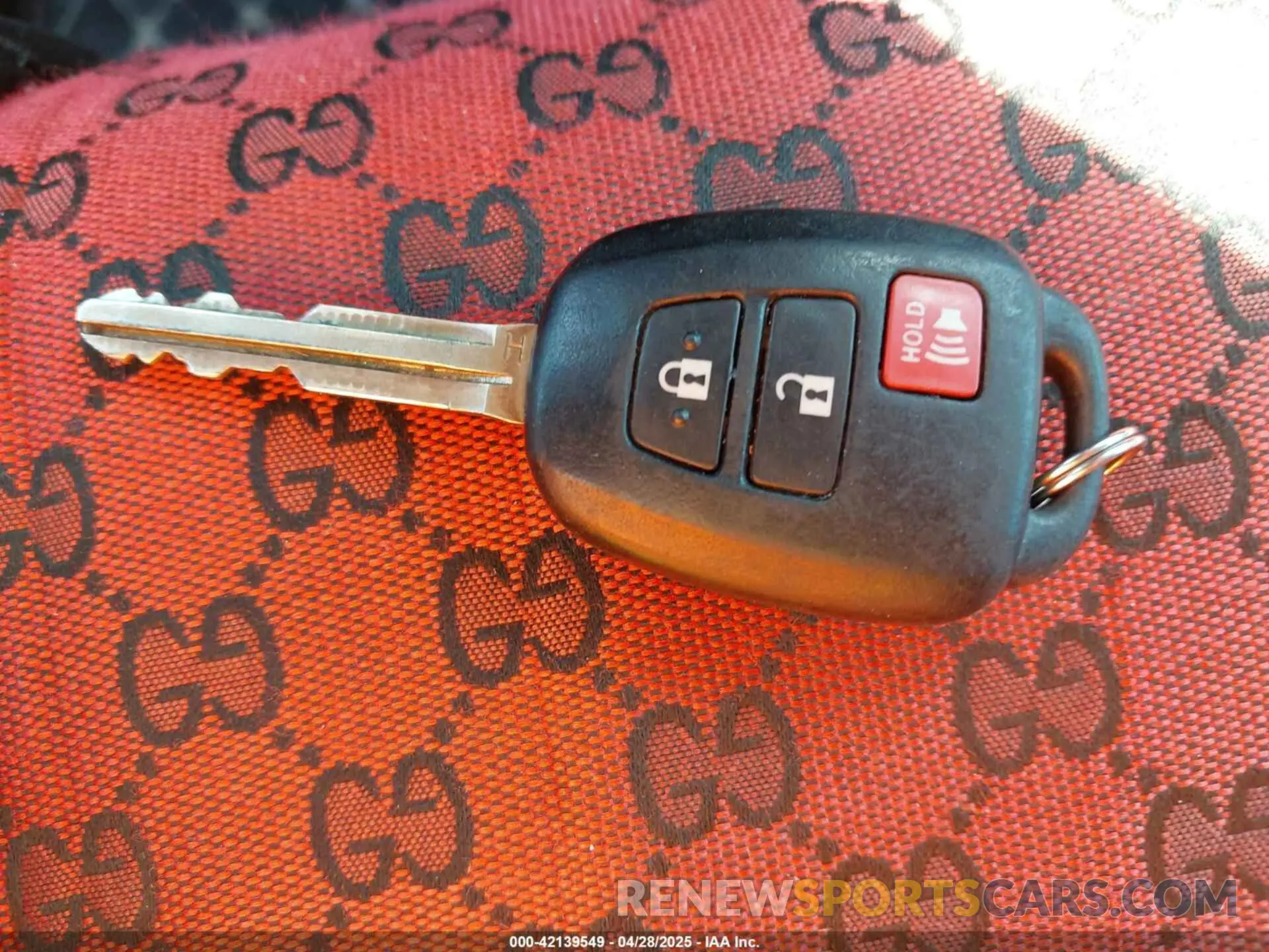 11 Photograph of a damaged car 5TDZARFH0KS056820 TOYOTA HIGHLANDER 2019